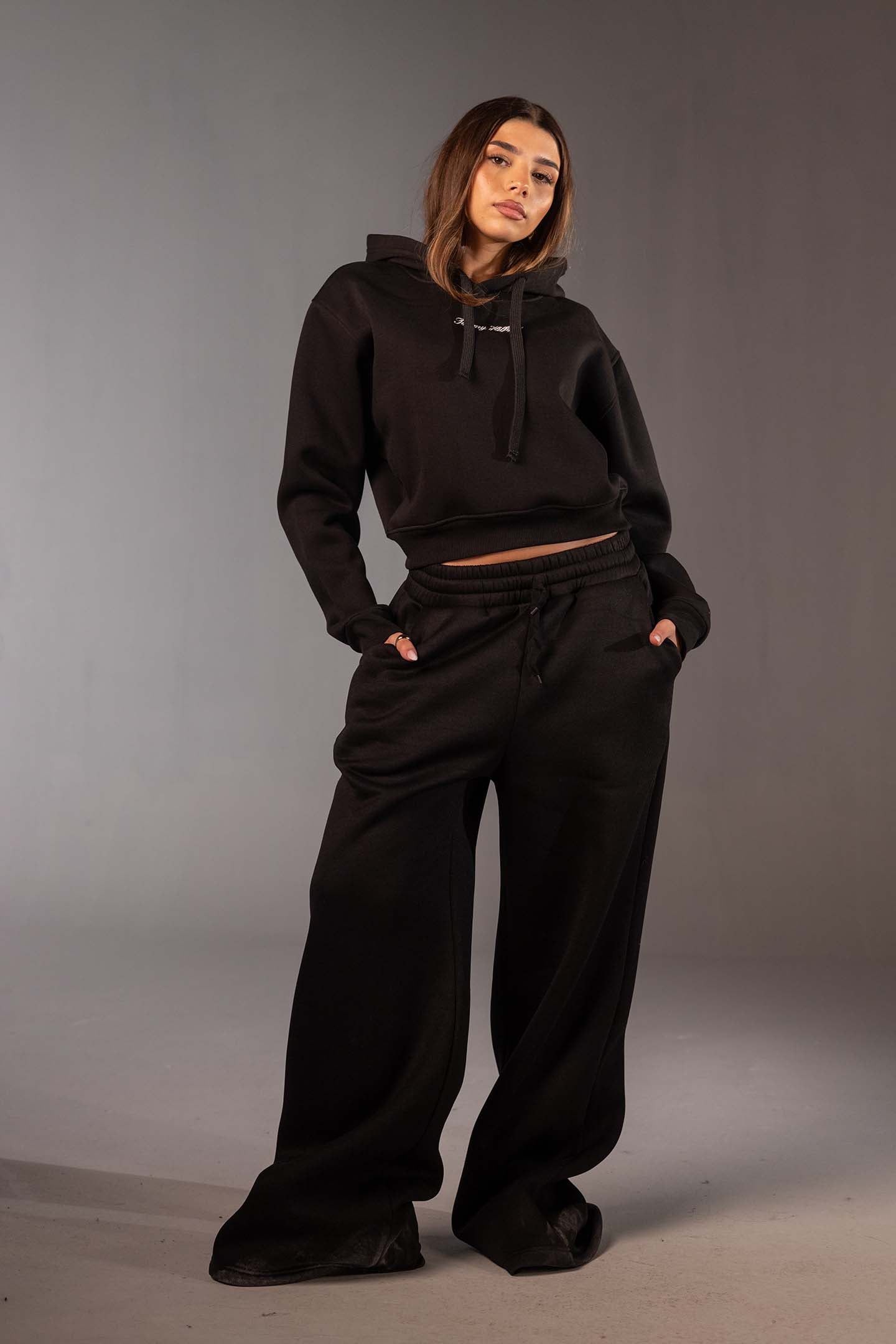 هودي ستريت وير قصير باللون الأسود