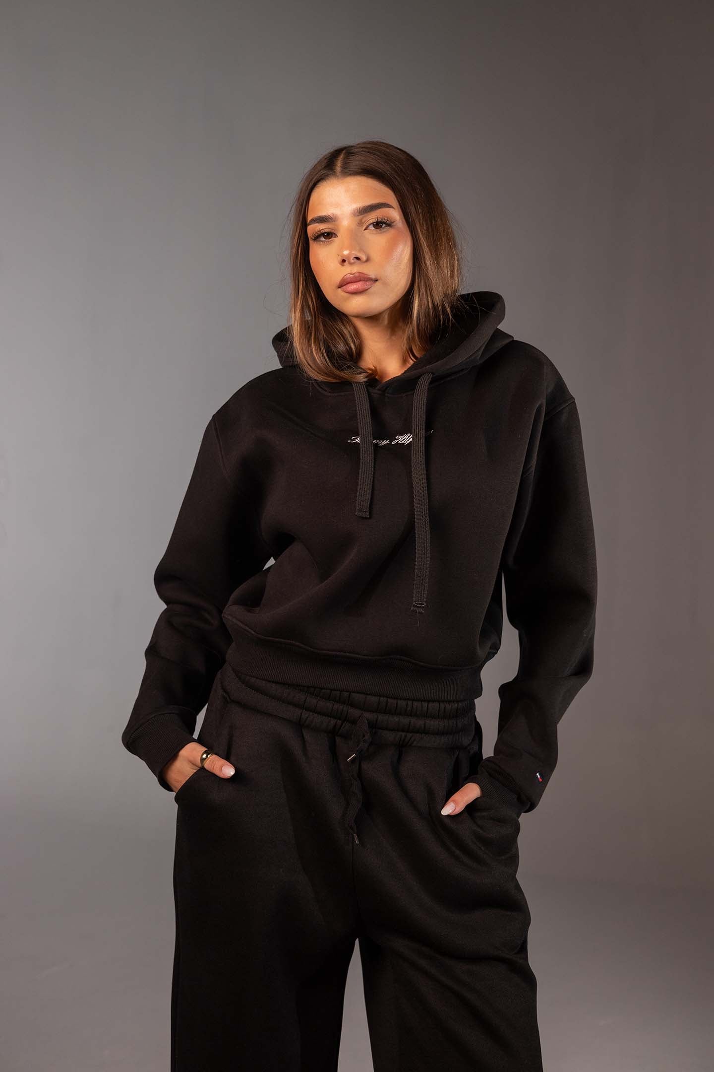 هودي ستريت وير قصير باللون الأسود