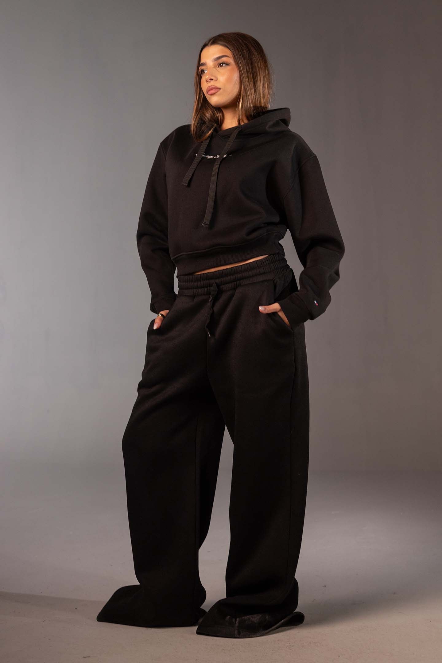 هودي ستريت وير قصير باللون الأسود