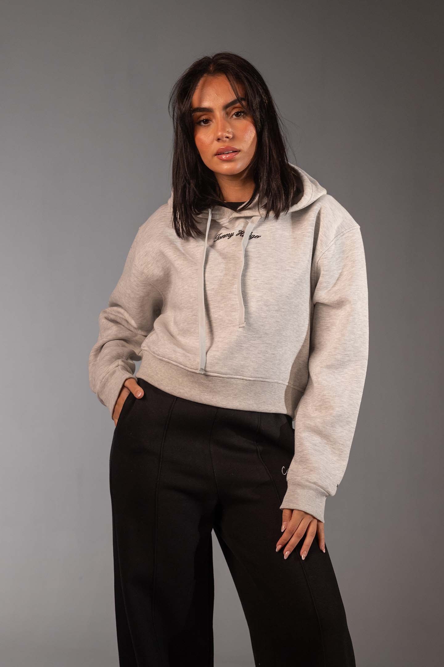 هودي ستريت وير قصير باللون الرمادي الفاتح