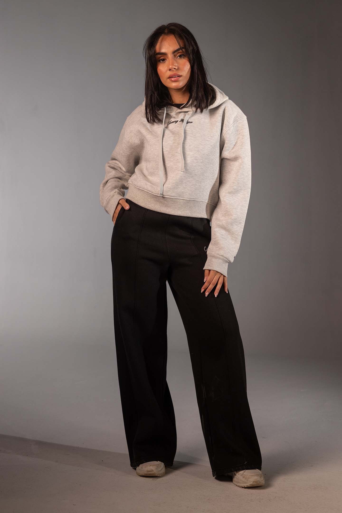 هودي ستريت وير قصير باللون الرمادي الفاتح