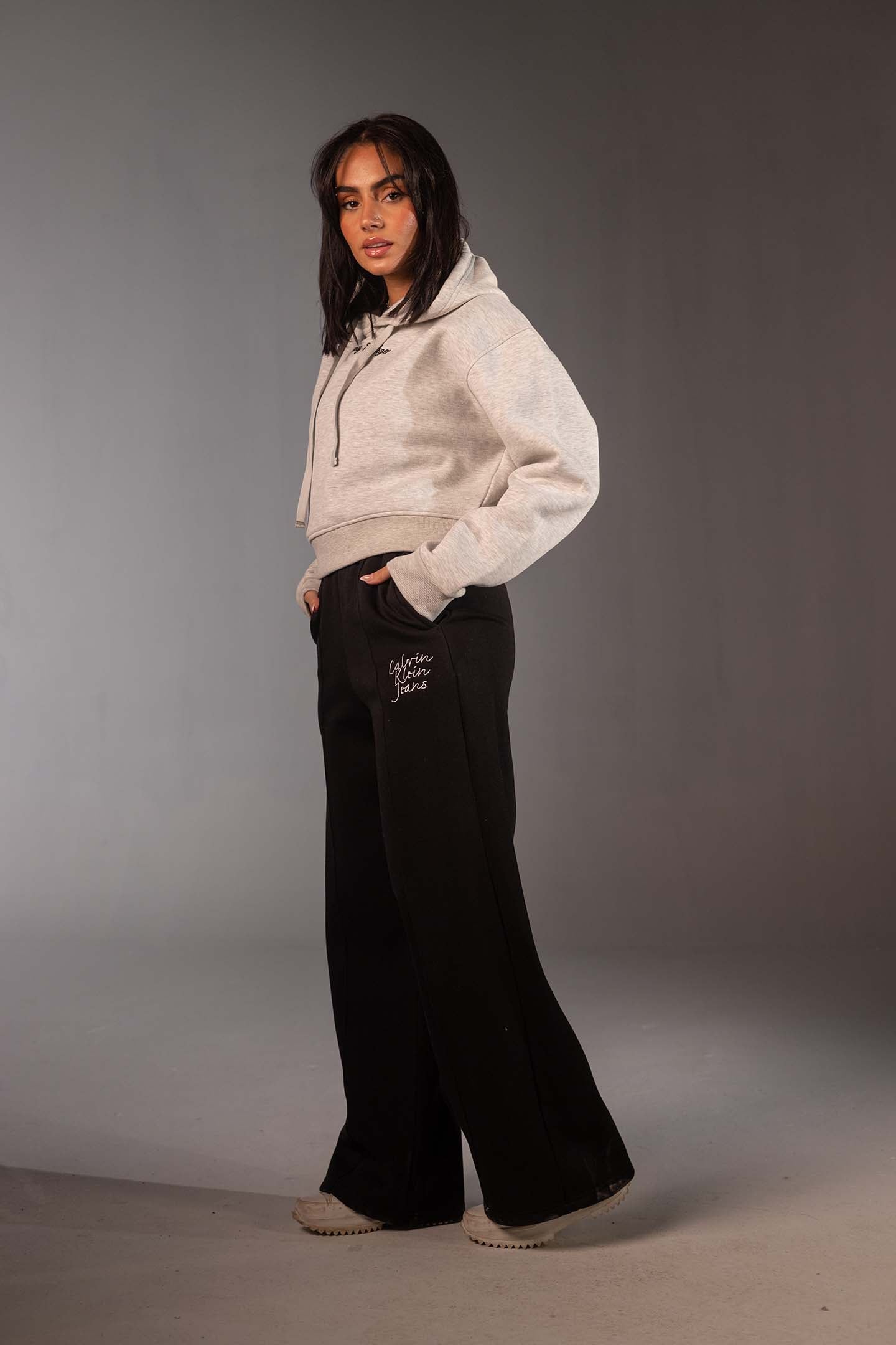 هودي ستريت وير قصير باللون الرمادي الفاتح