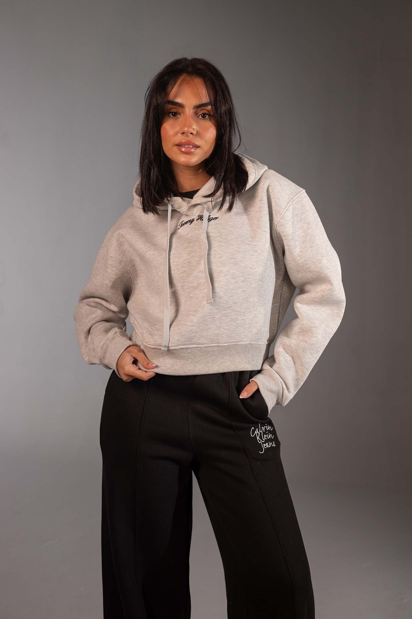 هودي ستريت وير قصير باللون الرمادي الفاتح