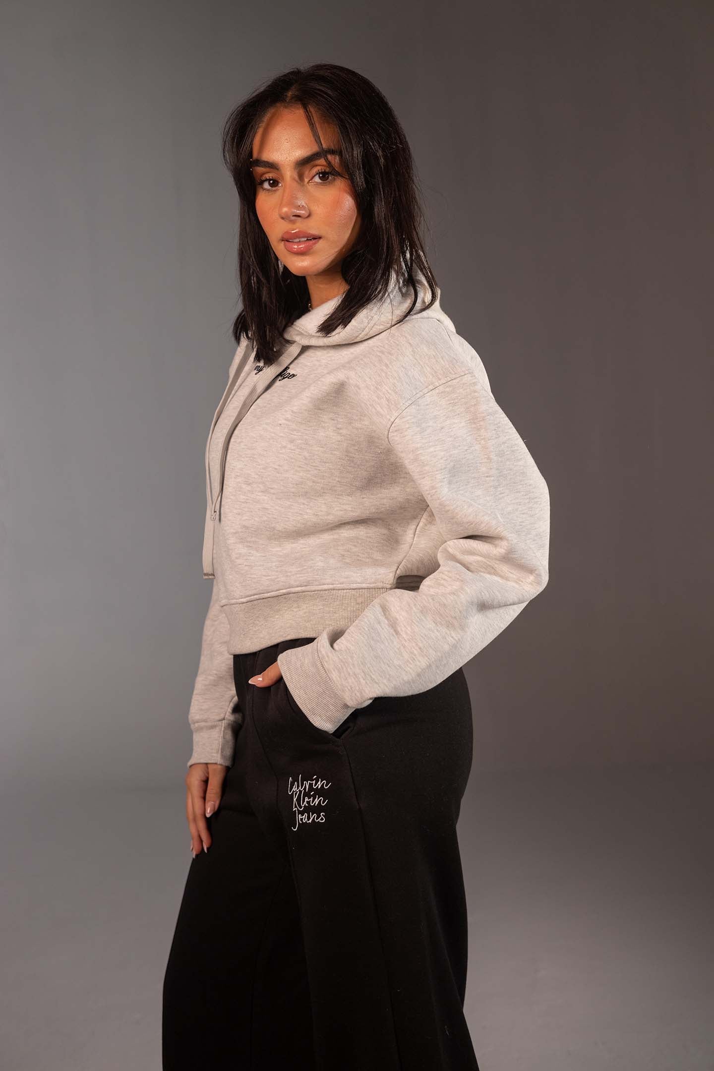 هودي ستريت وير قصير باللون الرمادي الفاتح