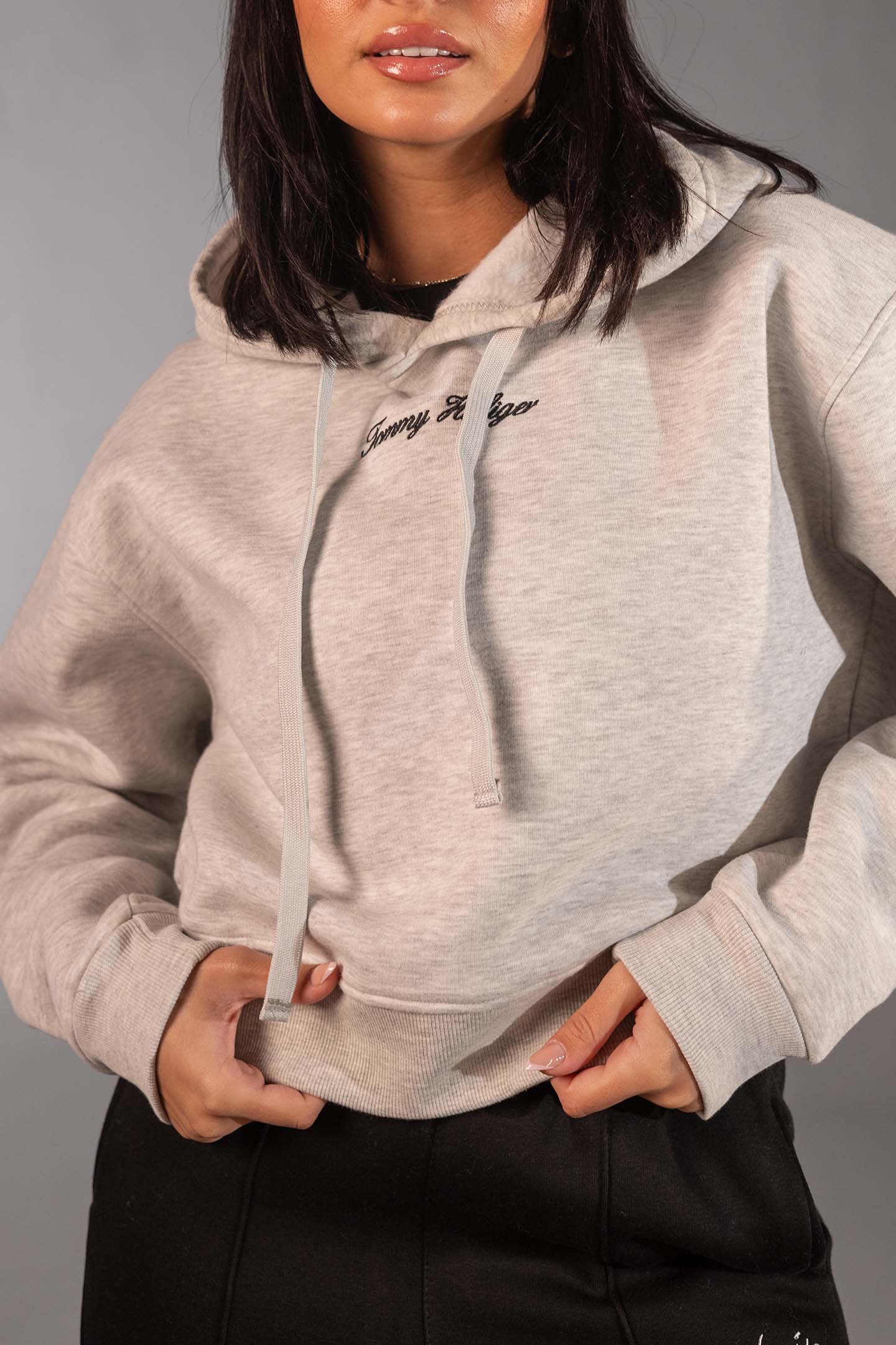 هودي ستريت وير قصير باللون الرمادي الفاتح