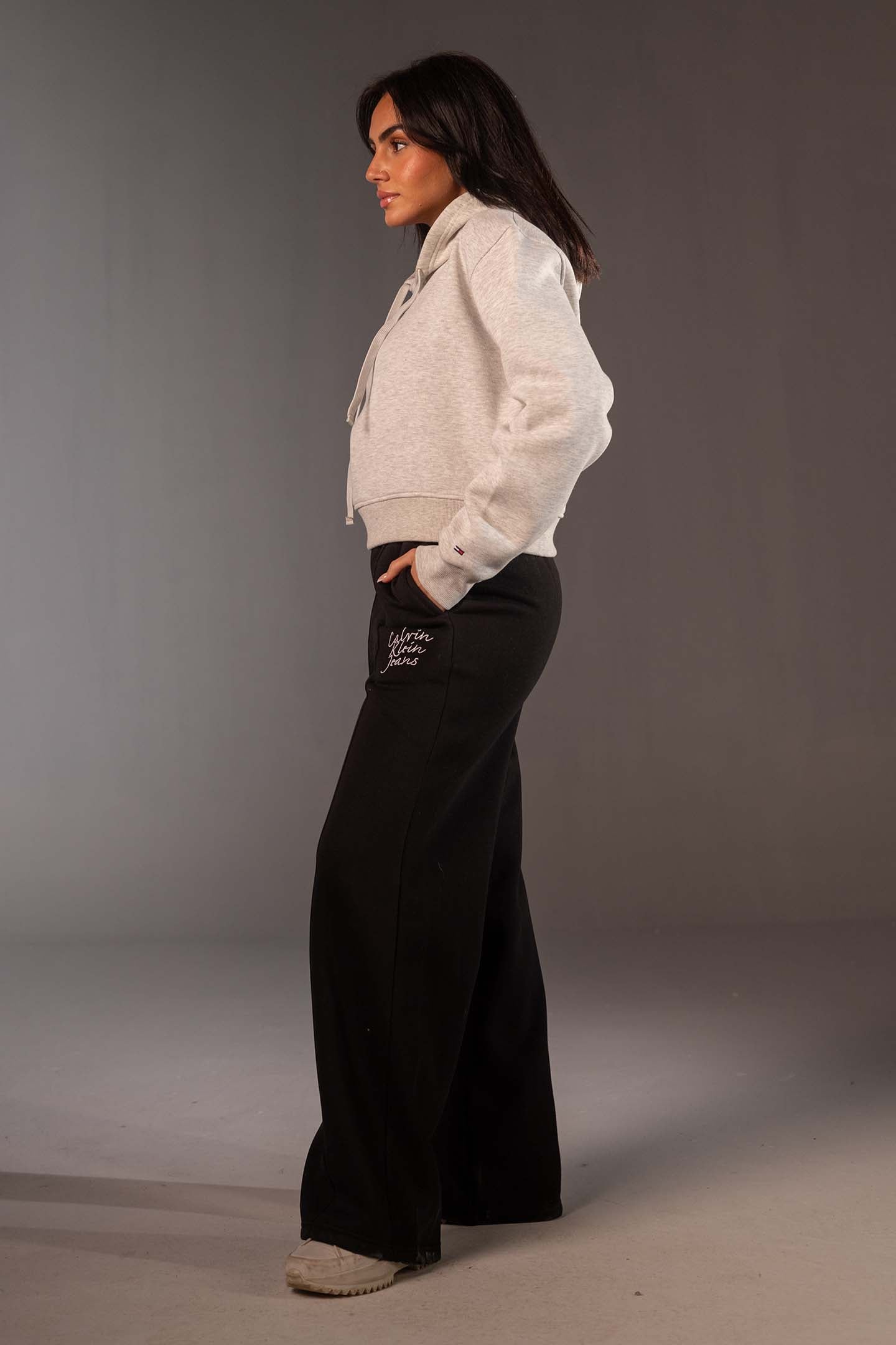 هودي ستريت وير قصير باللون الرمادي الفاتح