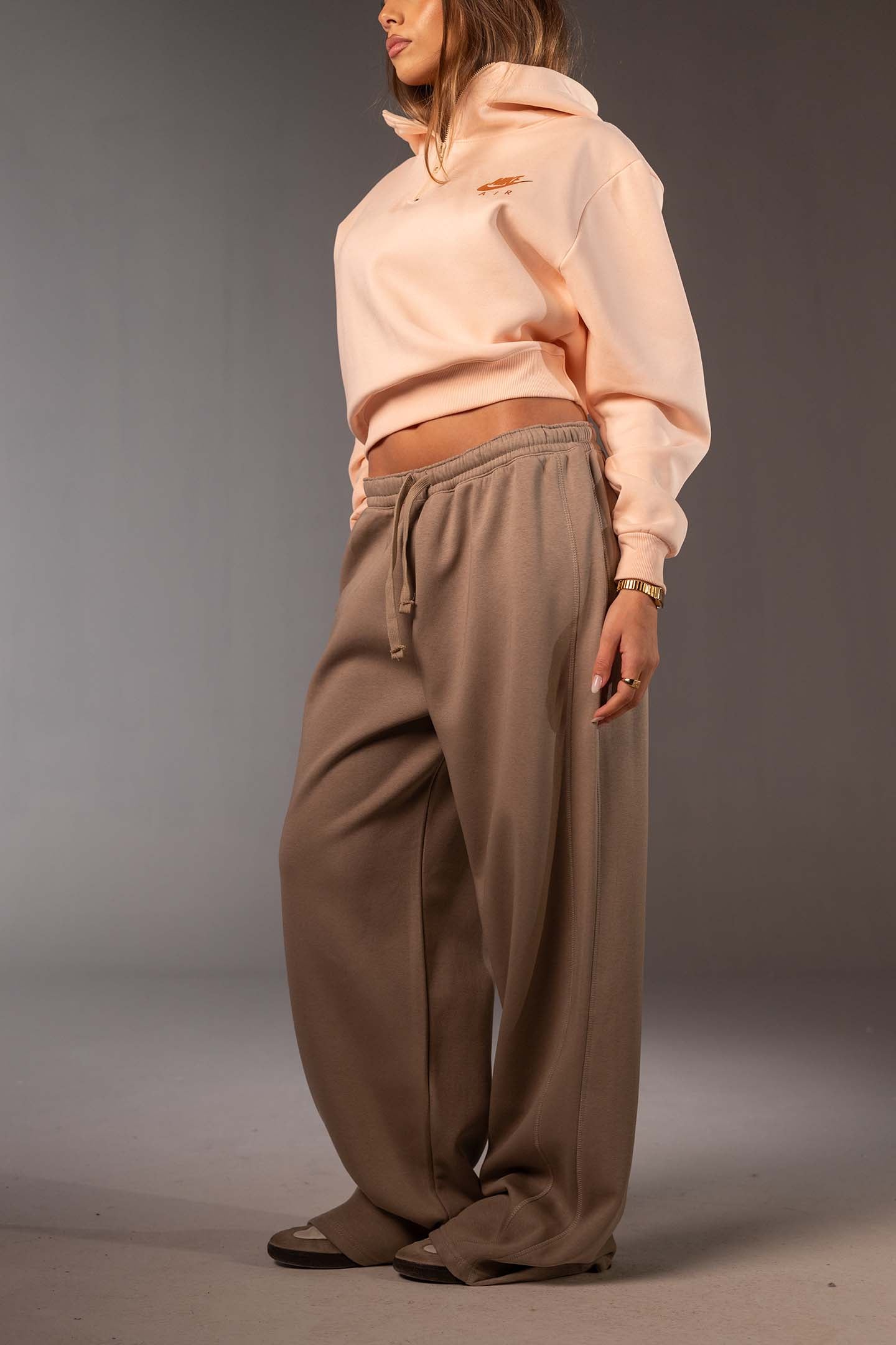 بنطال جوجر واسع بقَصّة مريحة – لون القهوة