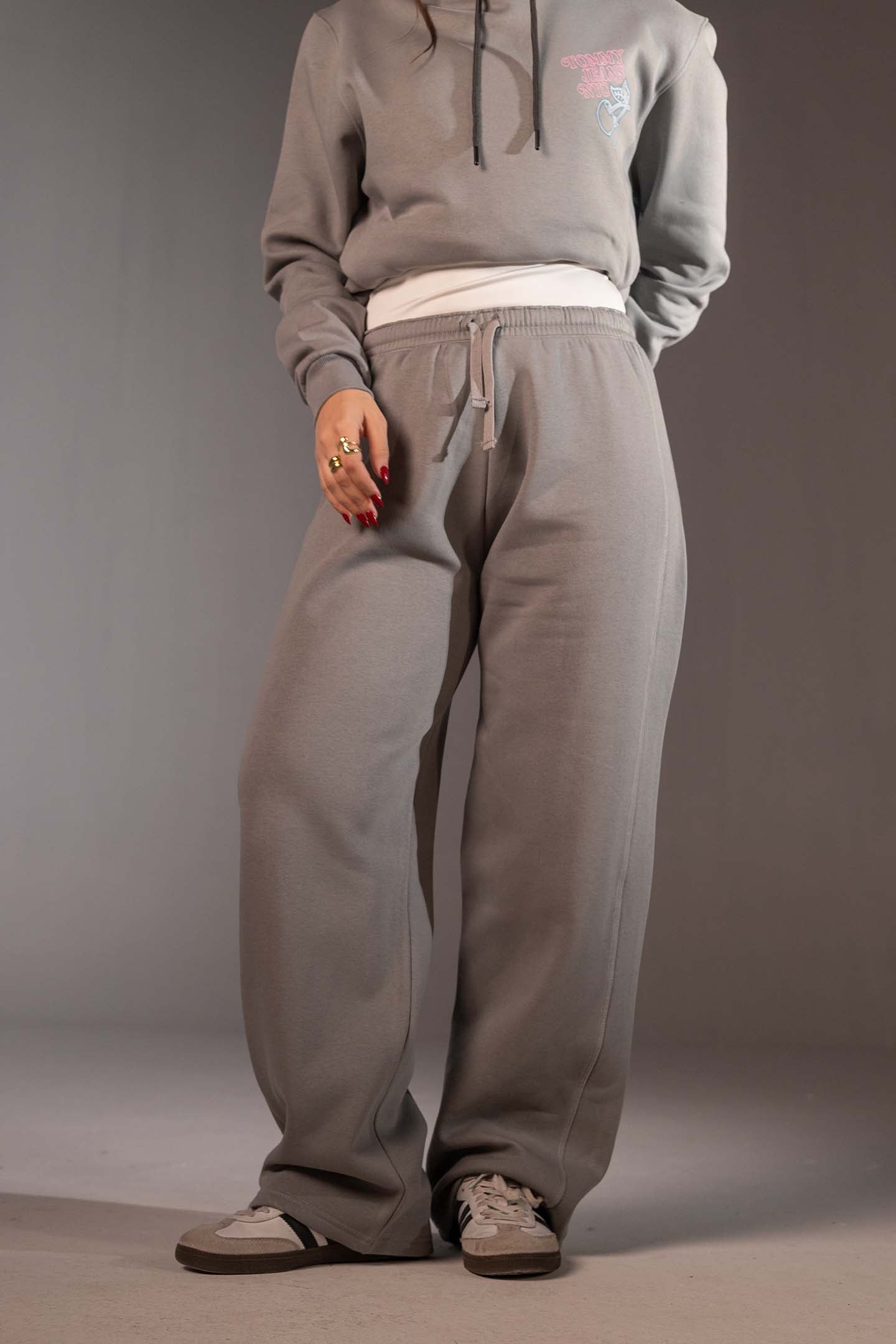 بنطال جوجر رمادي واسع بقَصّة مريحة