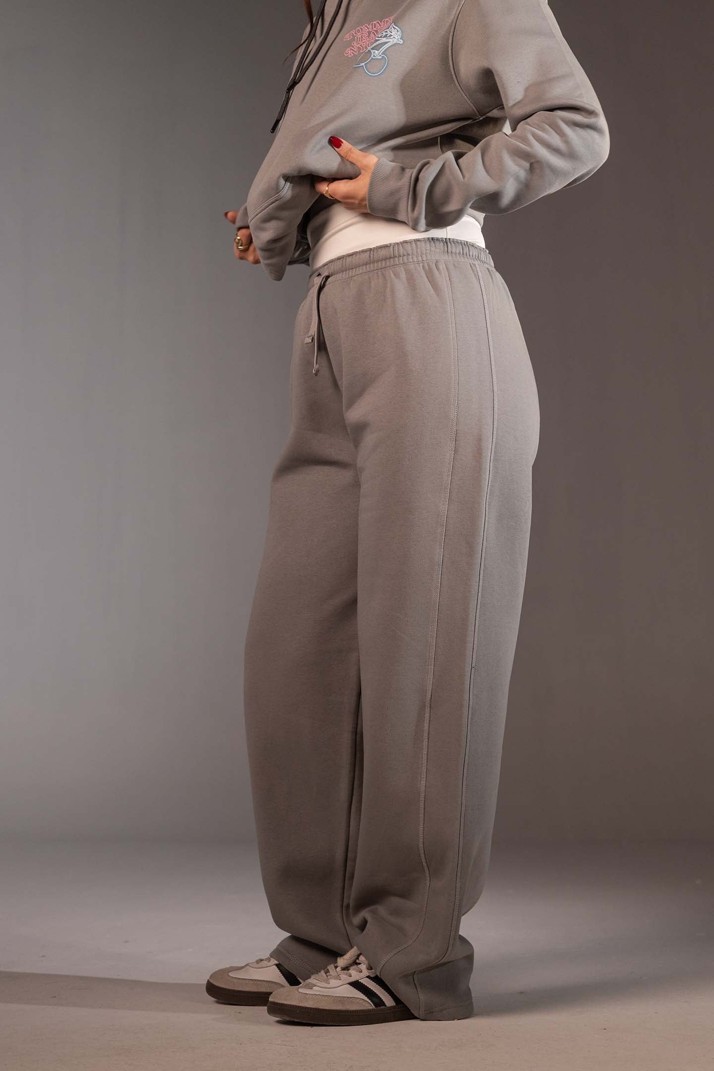 بنطال جوجر رمادي واسع بقَصّة مريحة