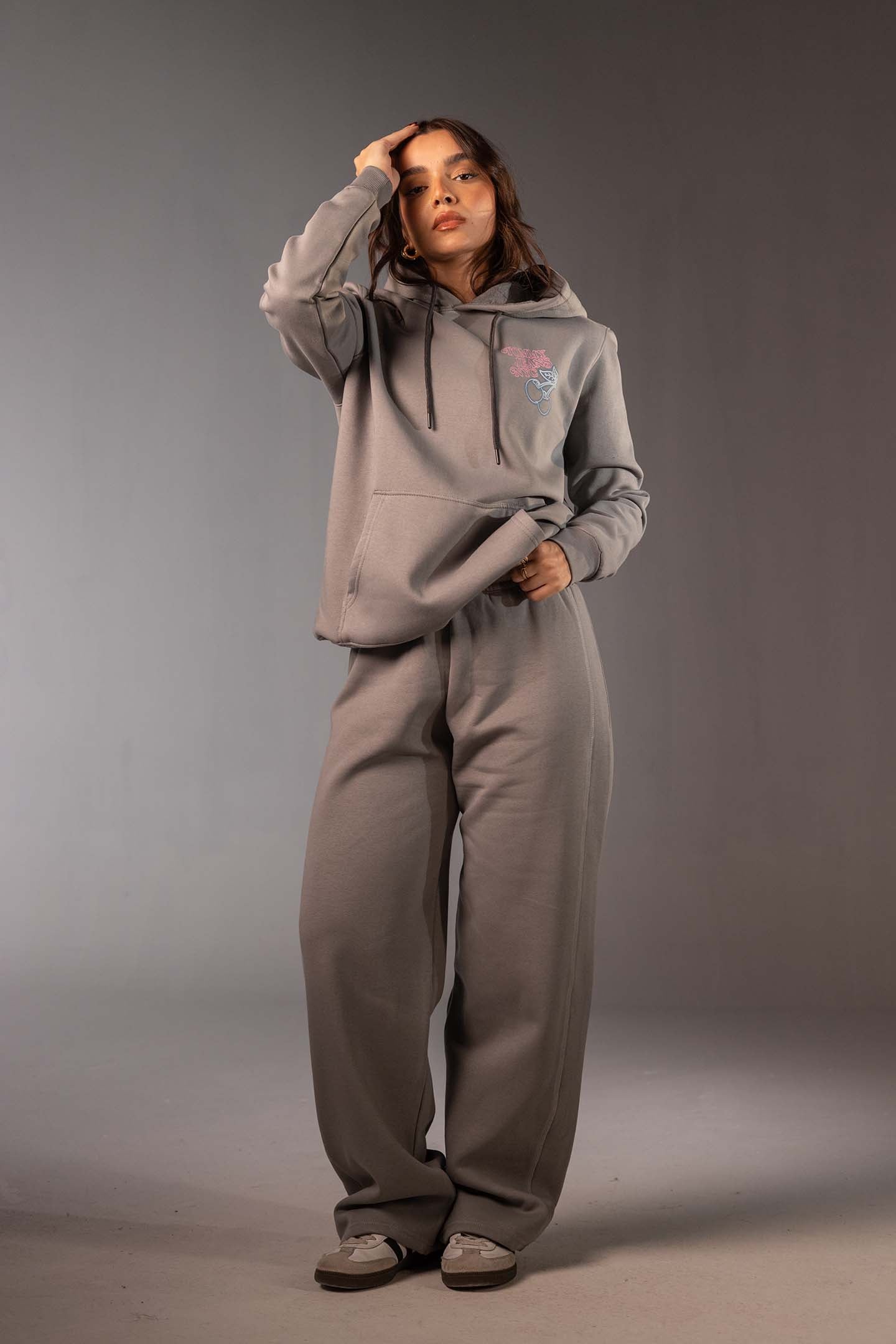 بنطال جوجر رمادي واسع بقَصّة مريحة