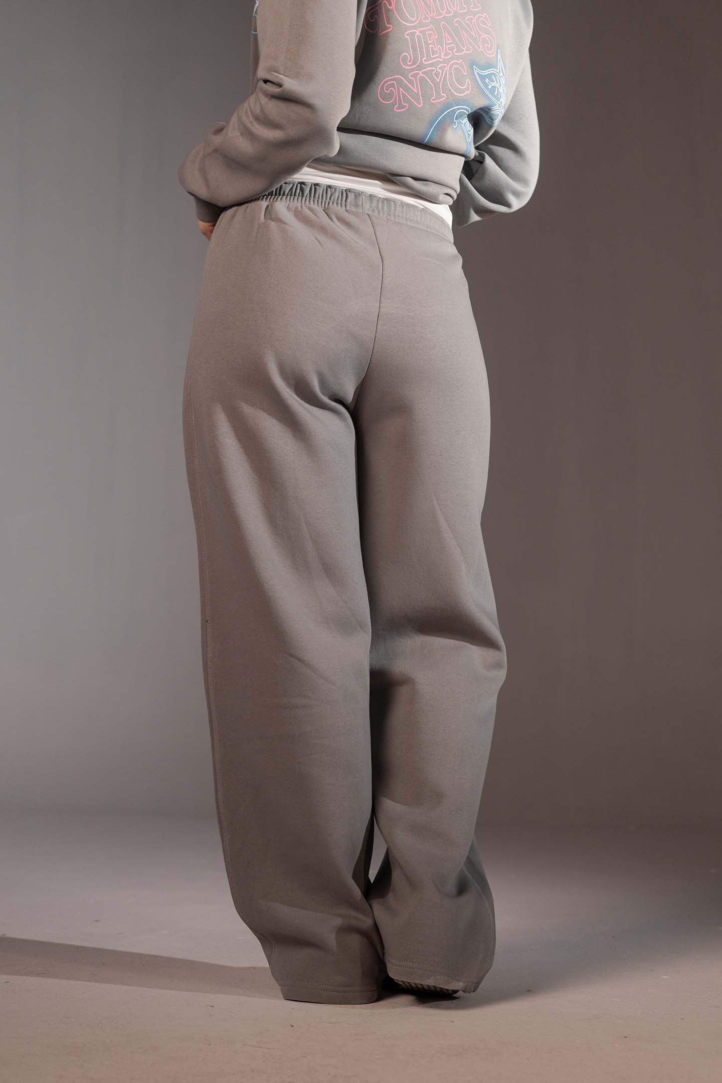 بنطال جوجر رمادي واسع بقَصّة مريحة