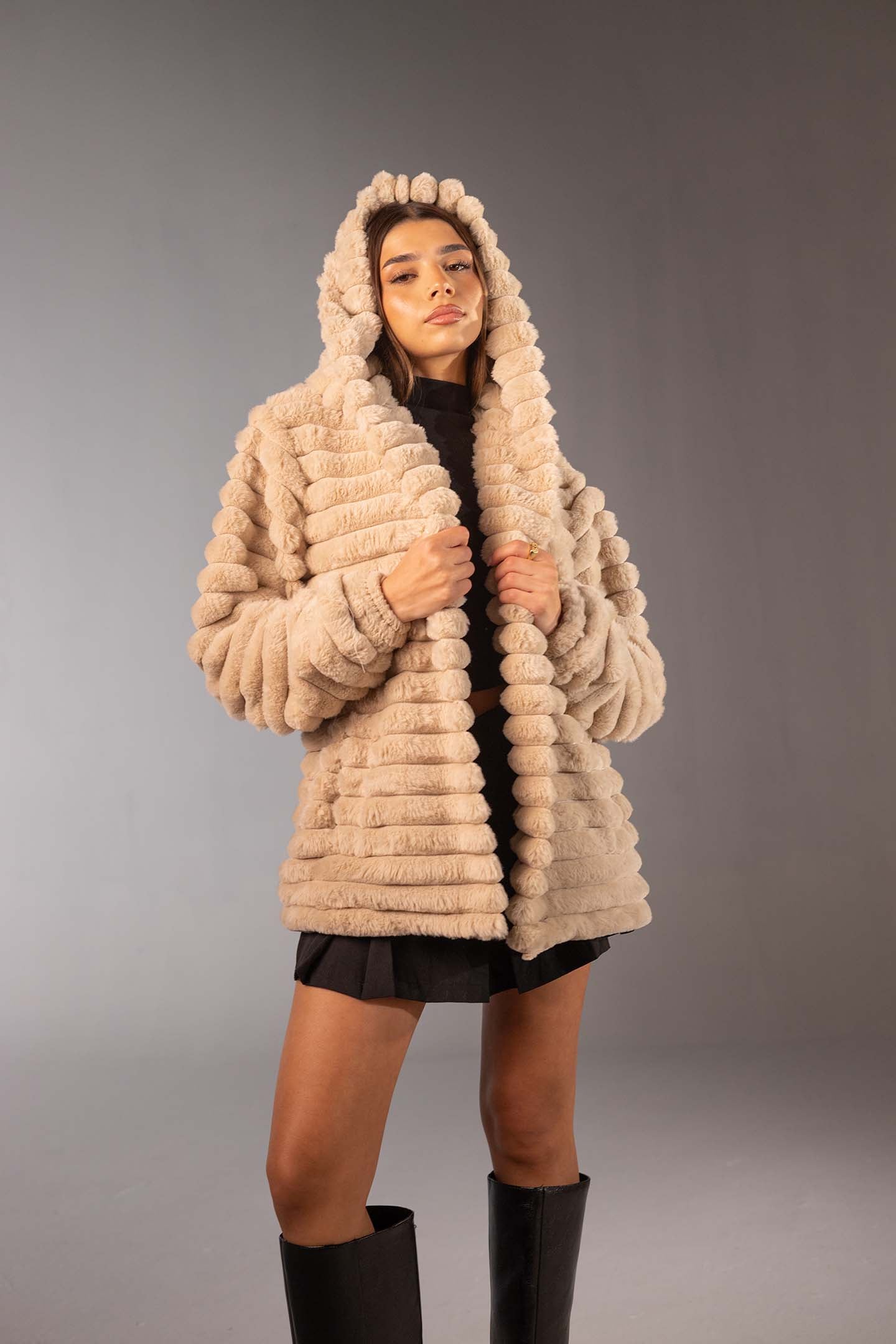 معطف فرو صناعي بيج متوسط الطول بملمس ناعم