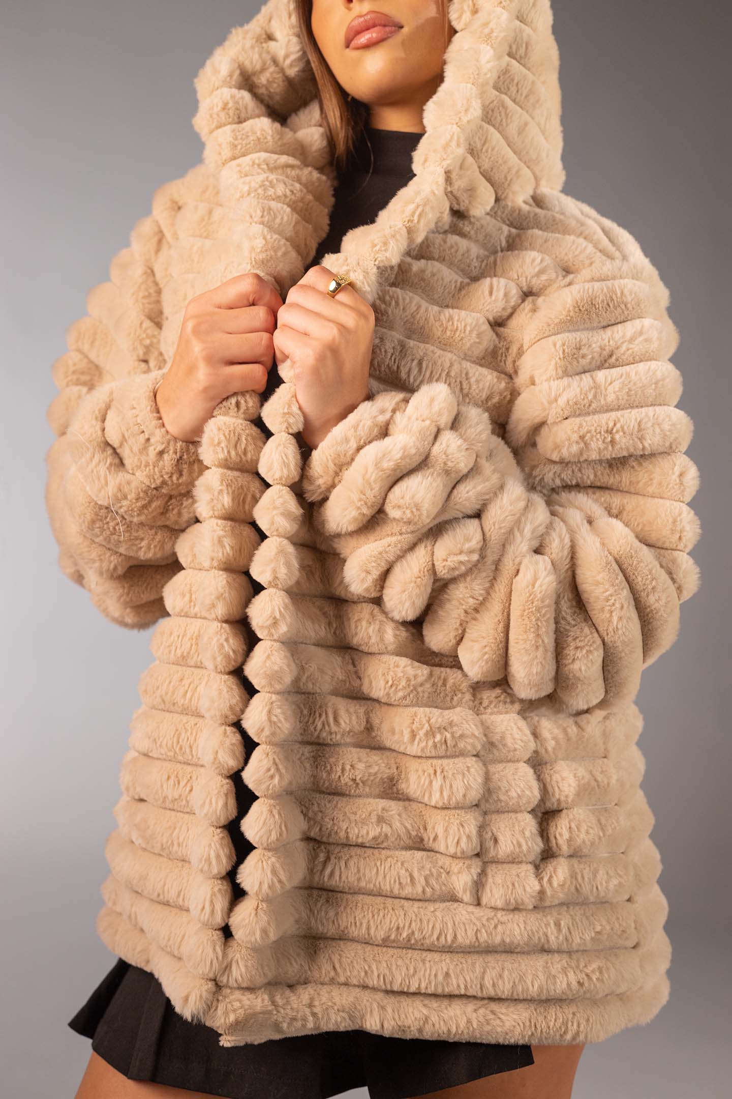 معطف فرو صناعي بيج متوسط الطول بملمس ناعم