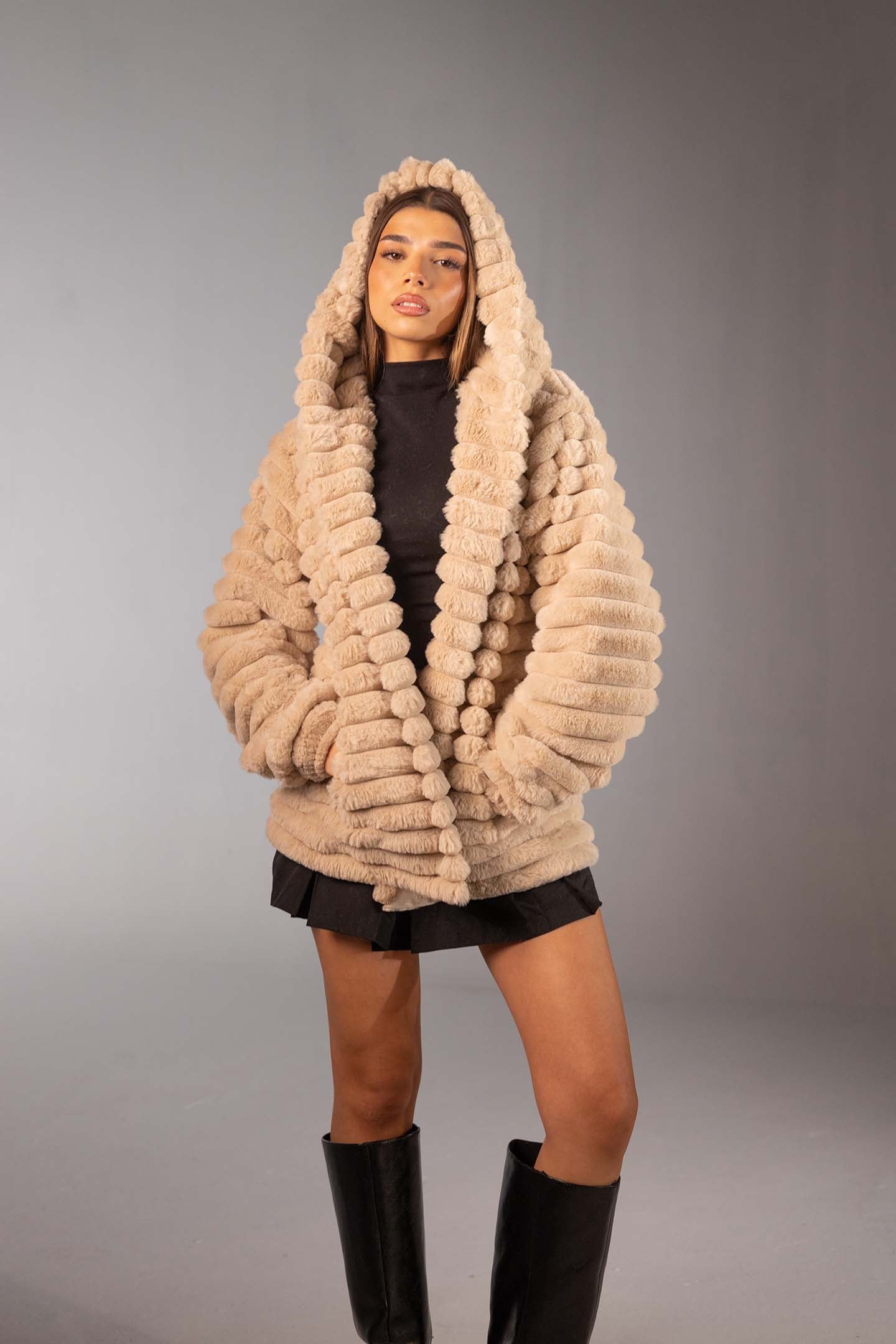 معطف فرو صناعي بيج متوسط الطول بملمس ناعم