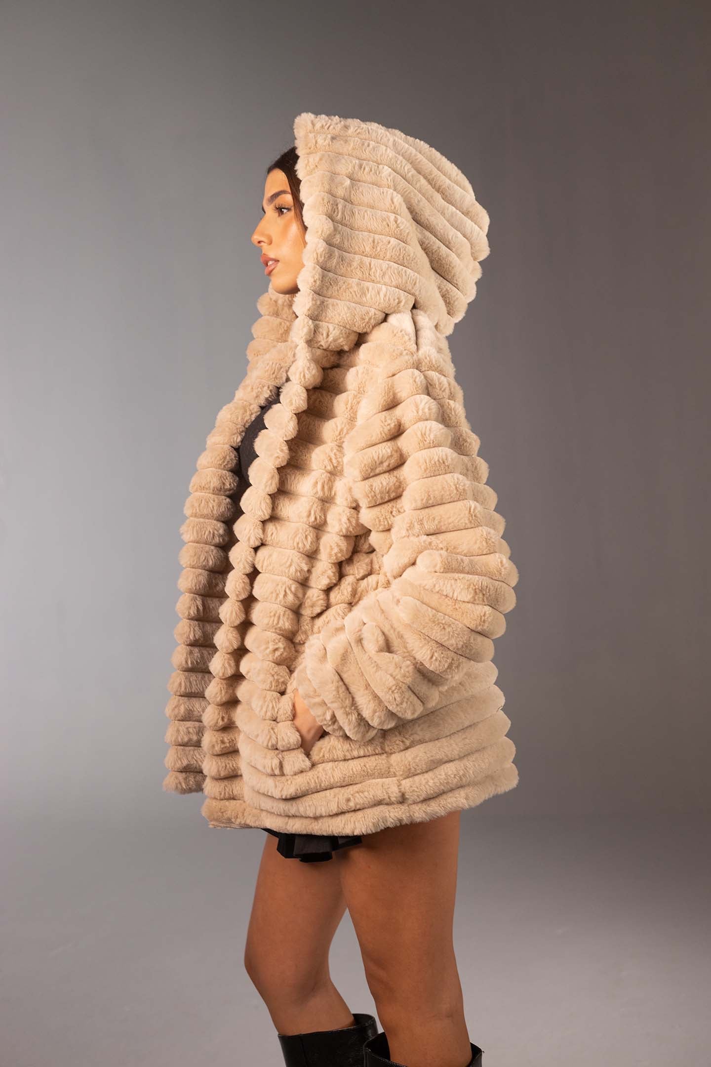 معطف فرو صناعي بيج متوسط الطول بملمس ناعم