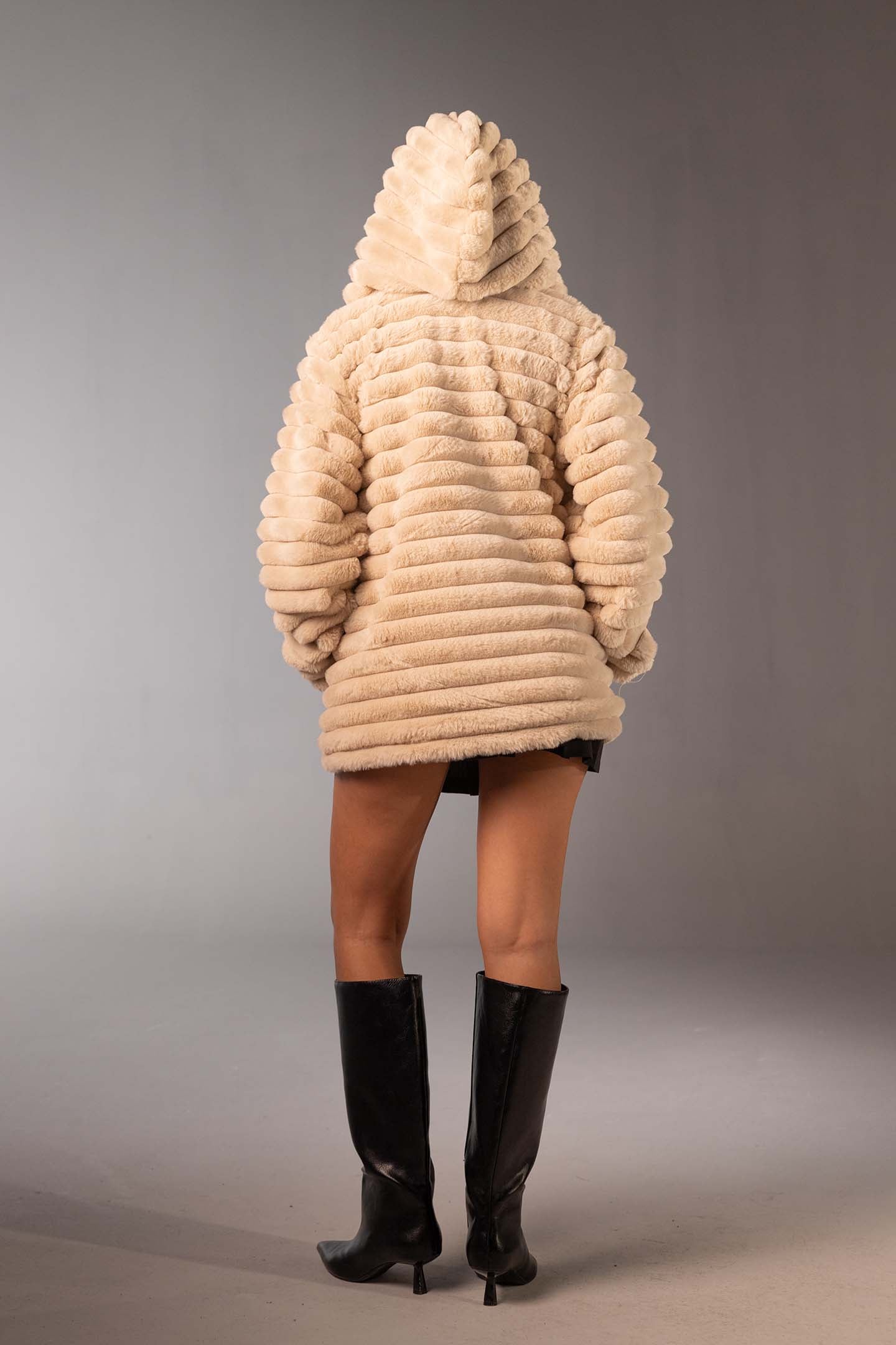 معطف فرو صناعي بيج متوسط الطول بملمس ناعم