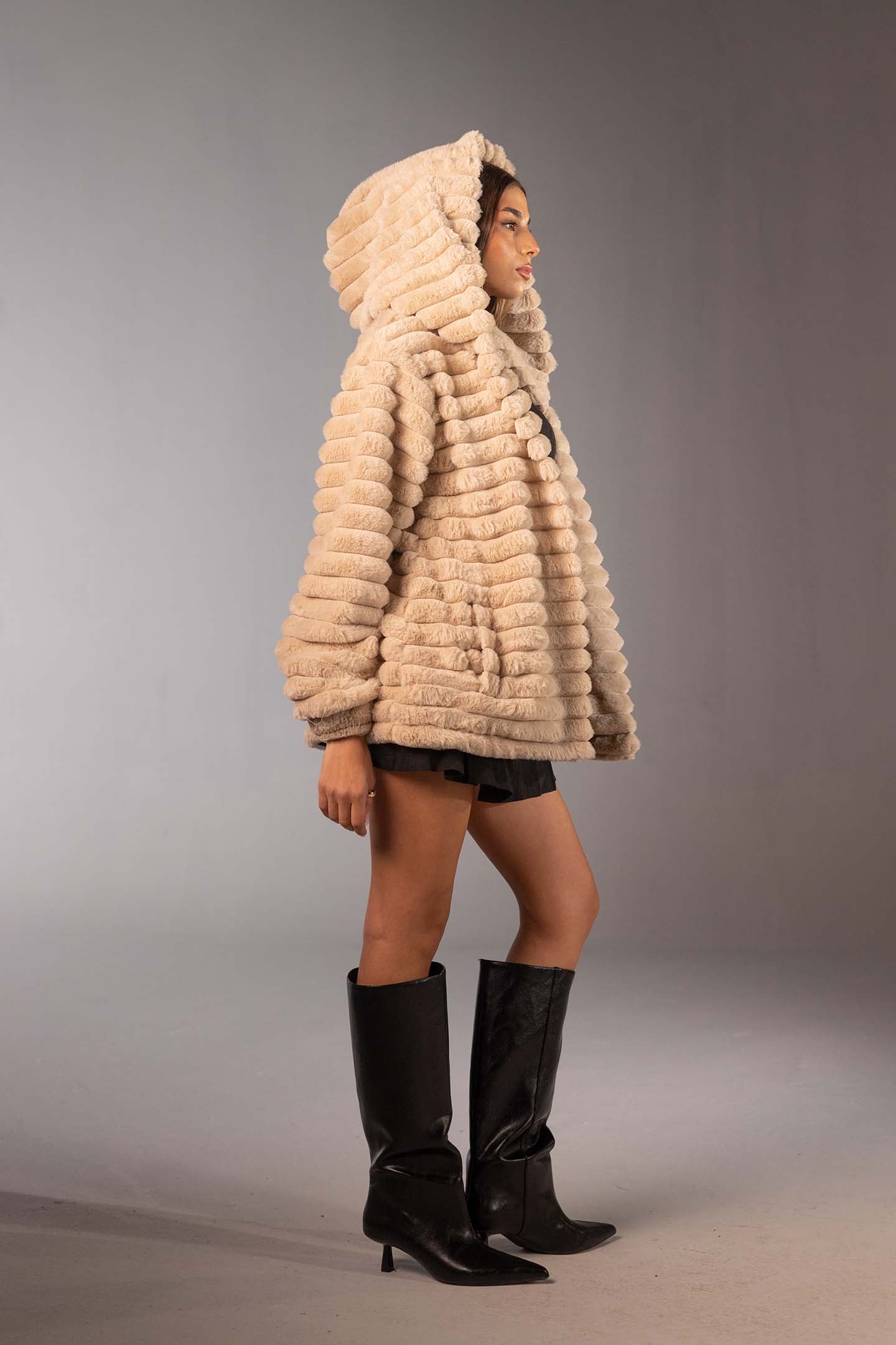 معطف فرو صناعي بيج متوسط الطول بملمس ناعم