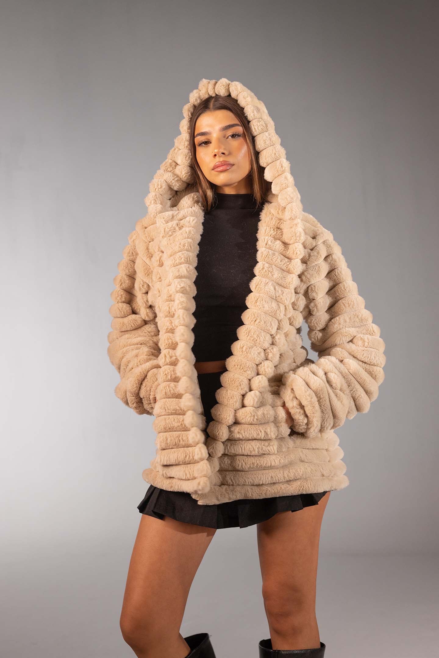 معطف فرو صناعي بيج متوسط الطول بملمس ناعم