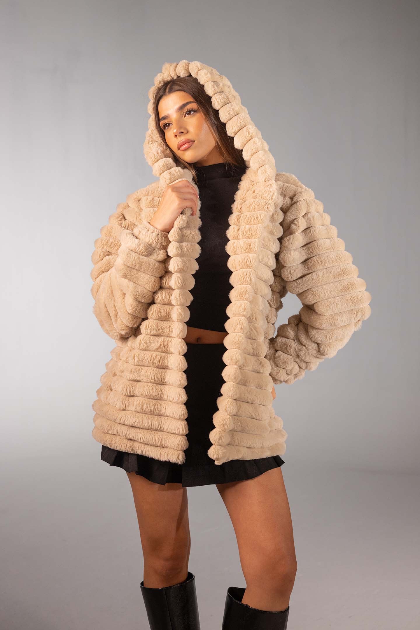 معطف فرو صناعي بيج متوسط الطول بملمس ناعم