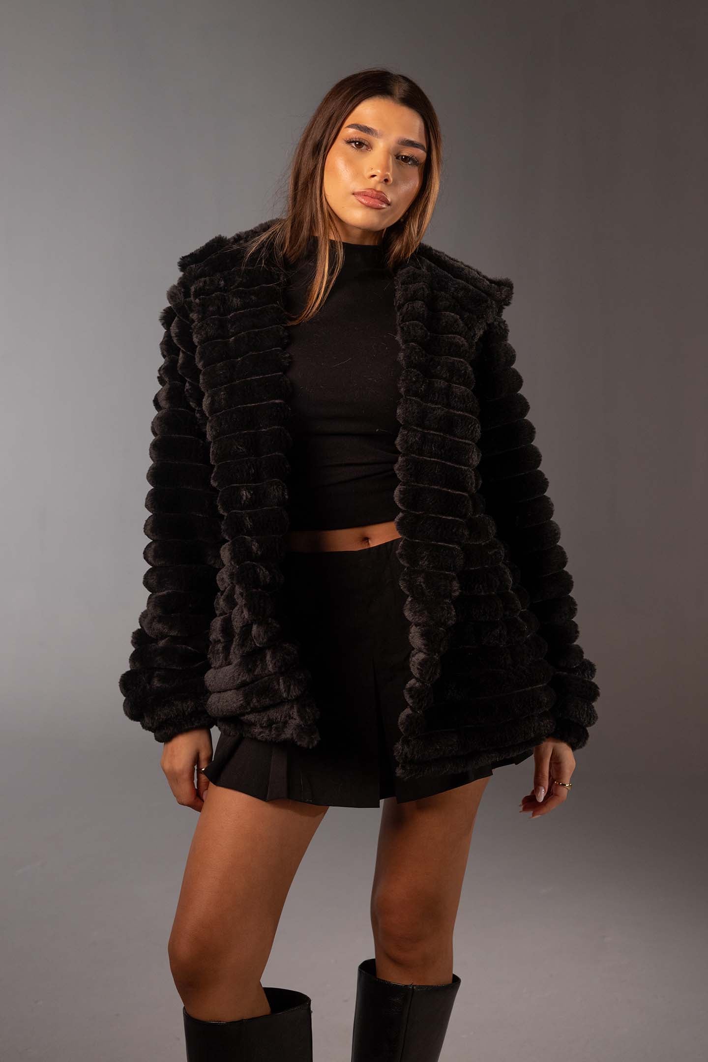 معطف فرو صناعي أسود متوسط الطول بملمس ناعم