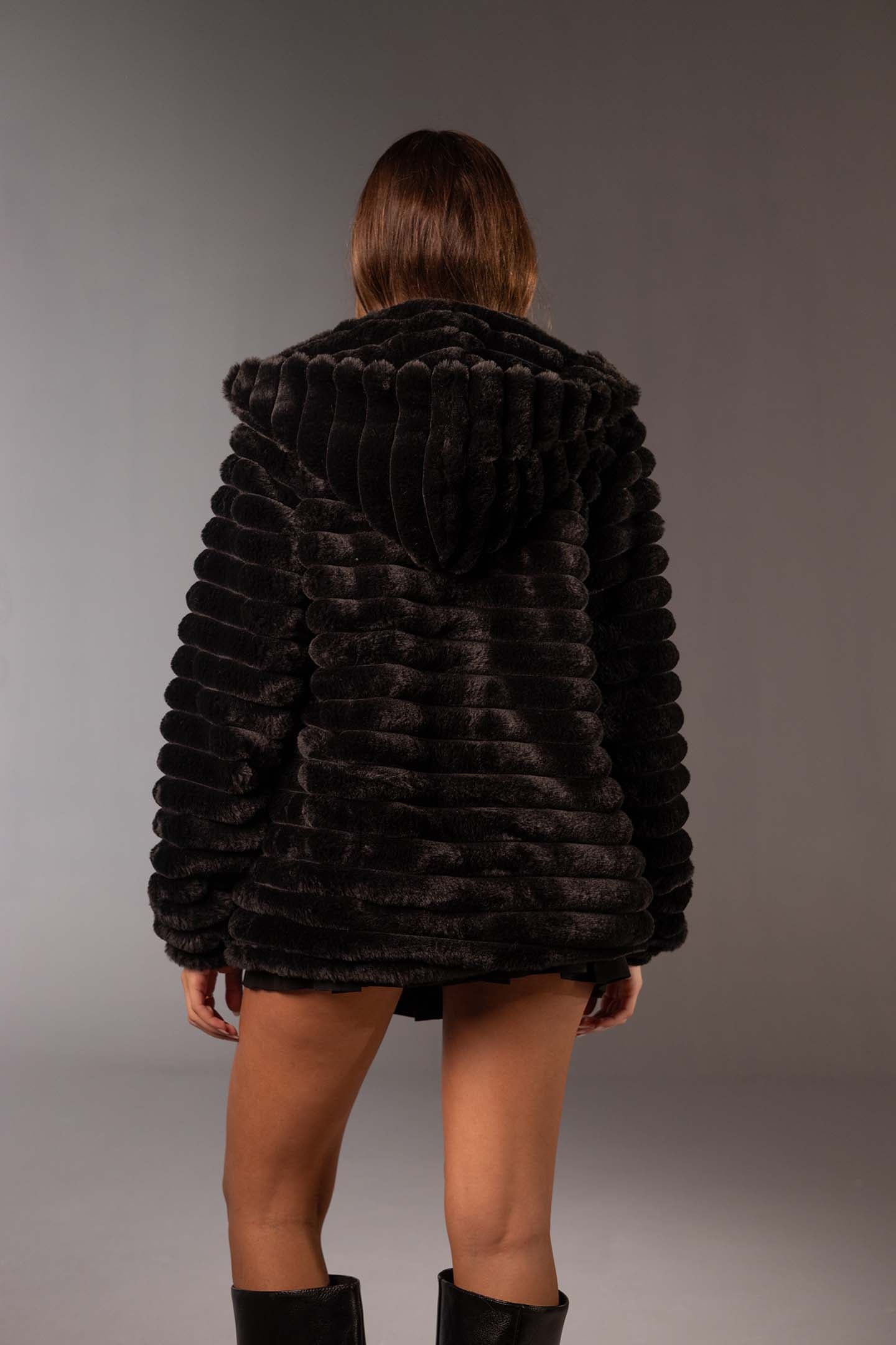 معطف فرو صناعي أسود متوسط الطول بملمس ناعم