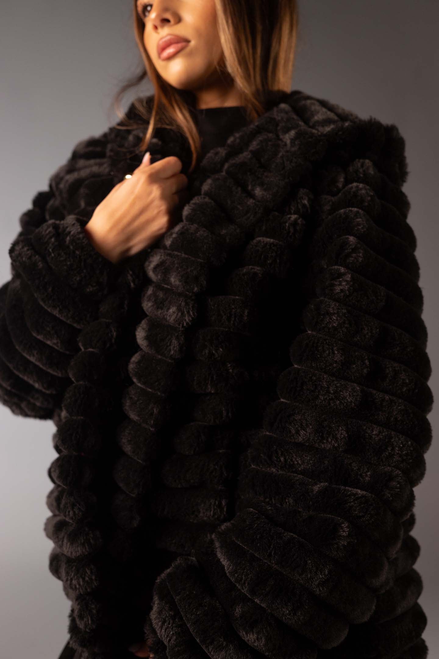 معطف فرو صناعي أسود متوسط الطول بملمس ناعم