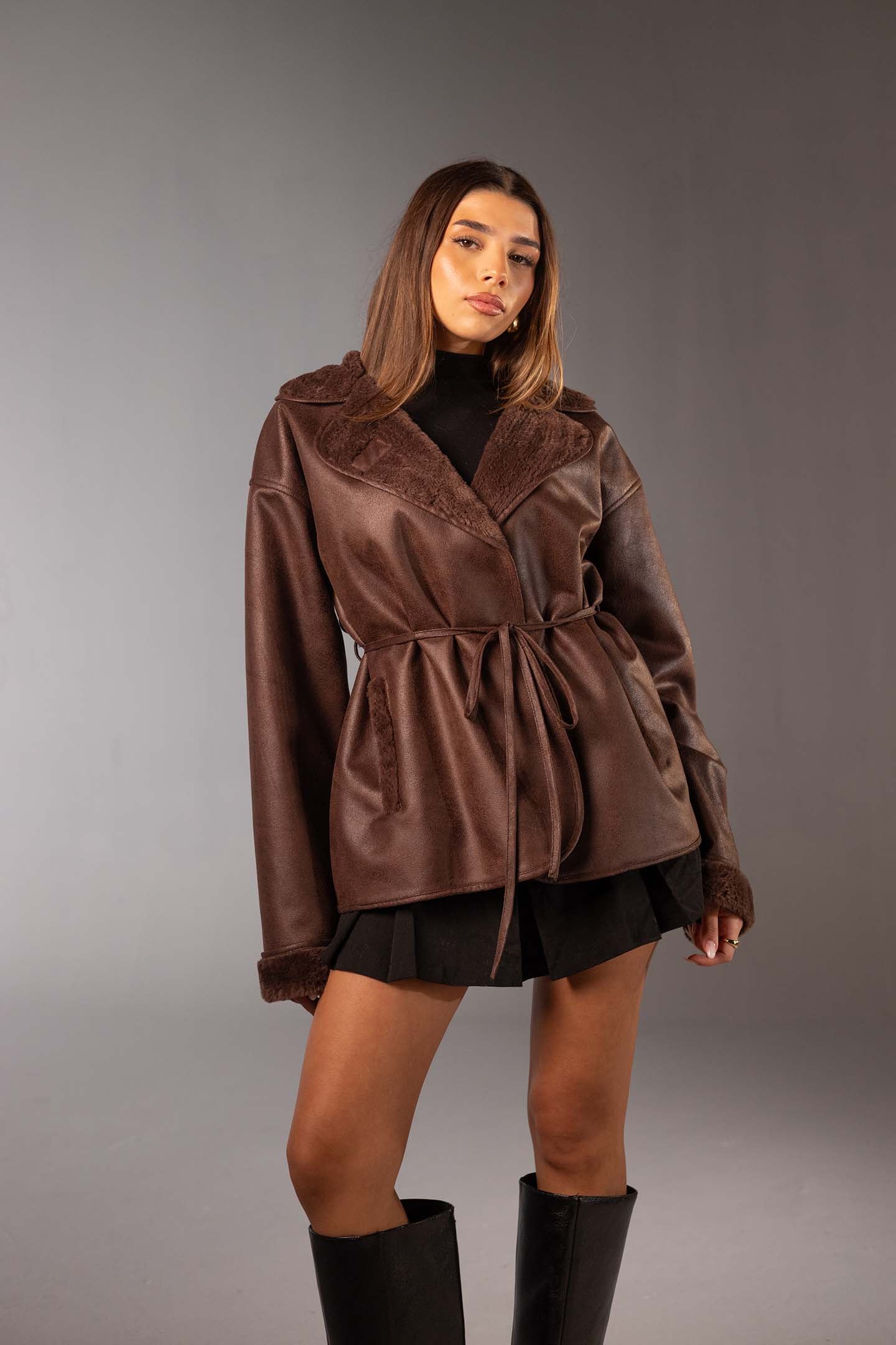 جاكيت جلد صناعي بني بحزام وبطانة فرو