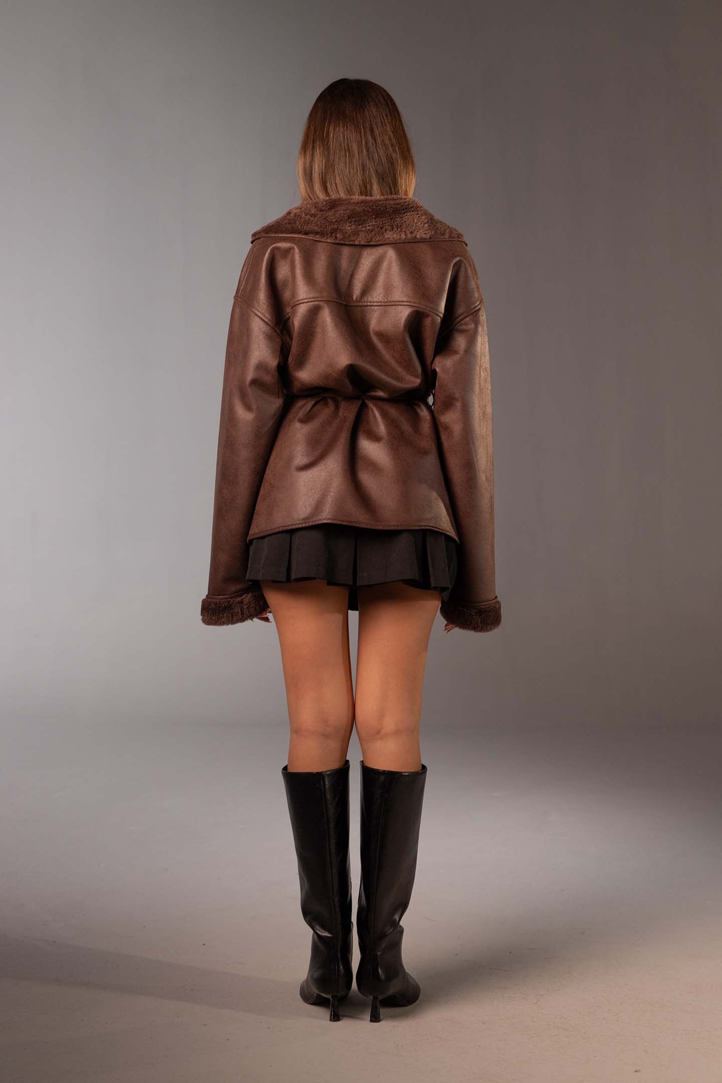 جاكيت جلد صناعي بني بحزام وبطانة فرو