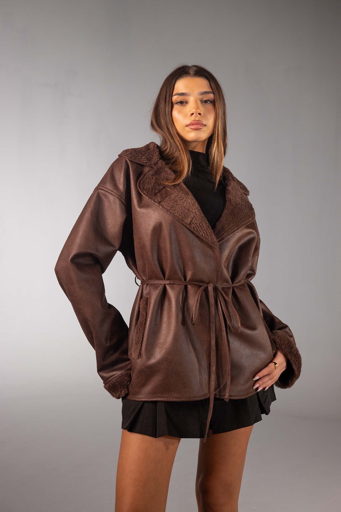 جاكيت جلد صناعي بني بحزام وبطانة فرو