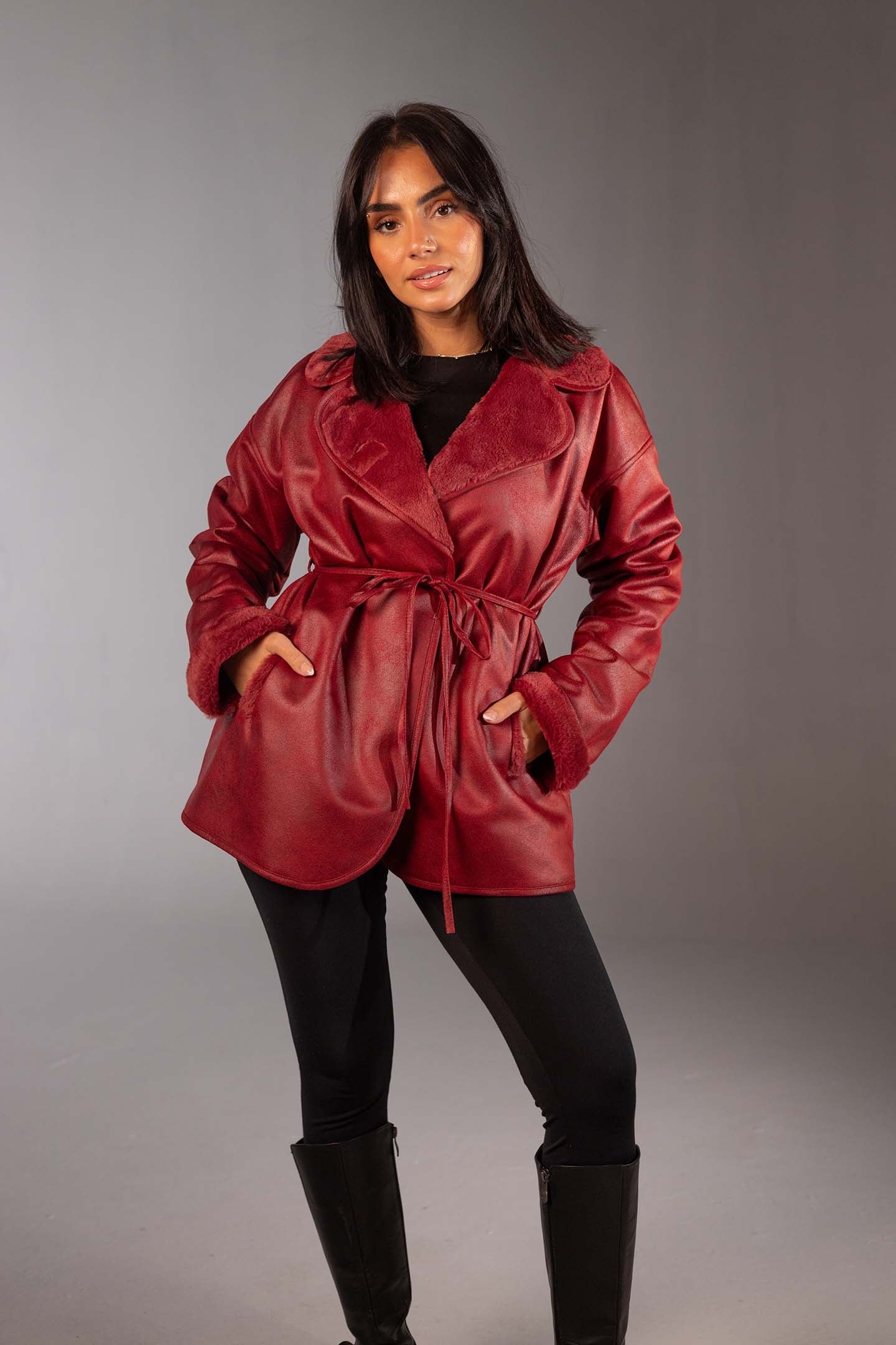 جاكيت جلد صناعي عنابي بحزام وبطانة فرو