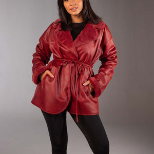 جاكيت جلد صناعي عنابي بحزام وبطانة فرو