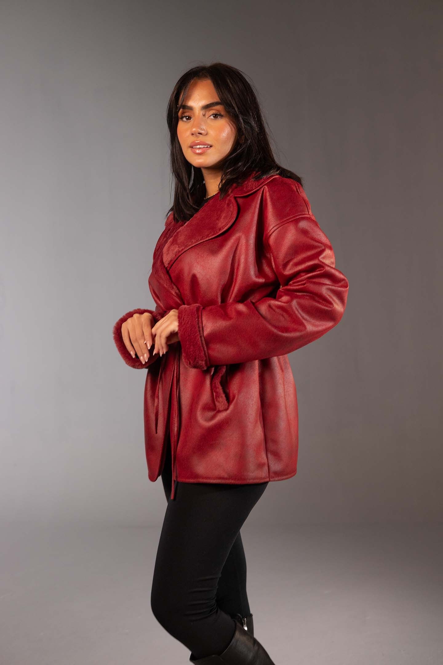 جاكيت جلد صناعي عنابي بحزام وبطانة فرو