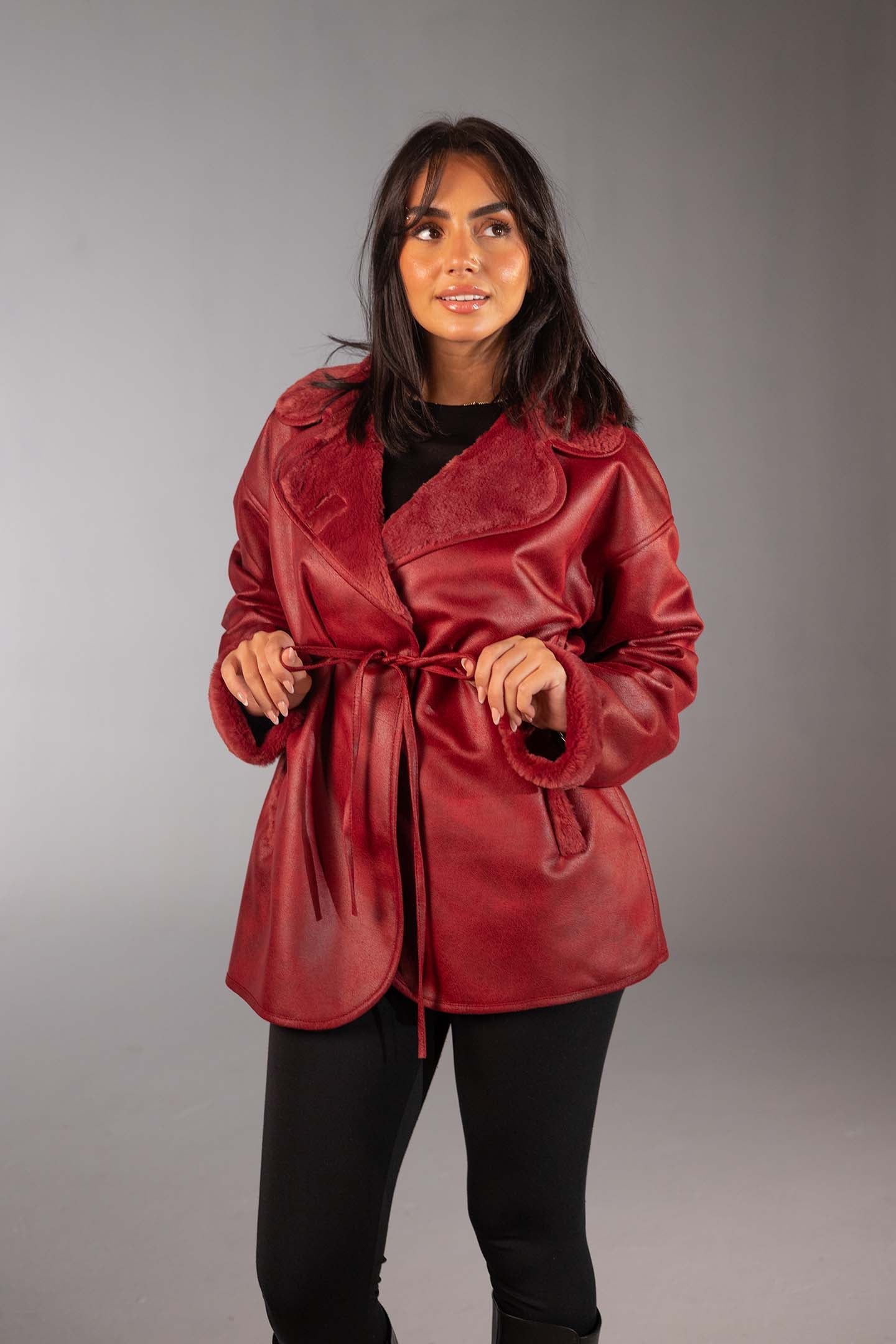 جاكيت جلد صناعي عنابي بحزام وبطانة فرو