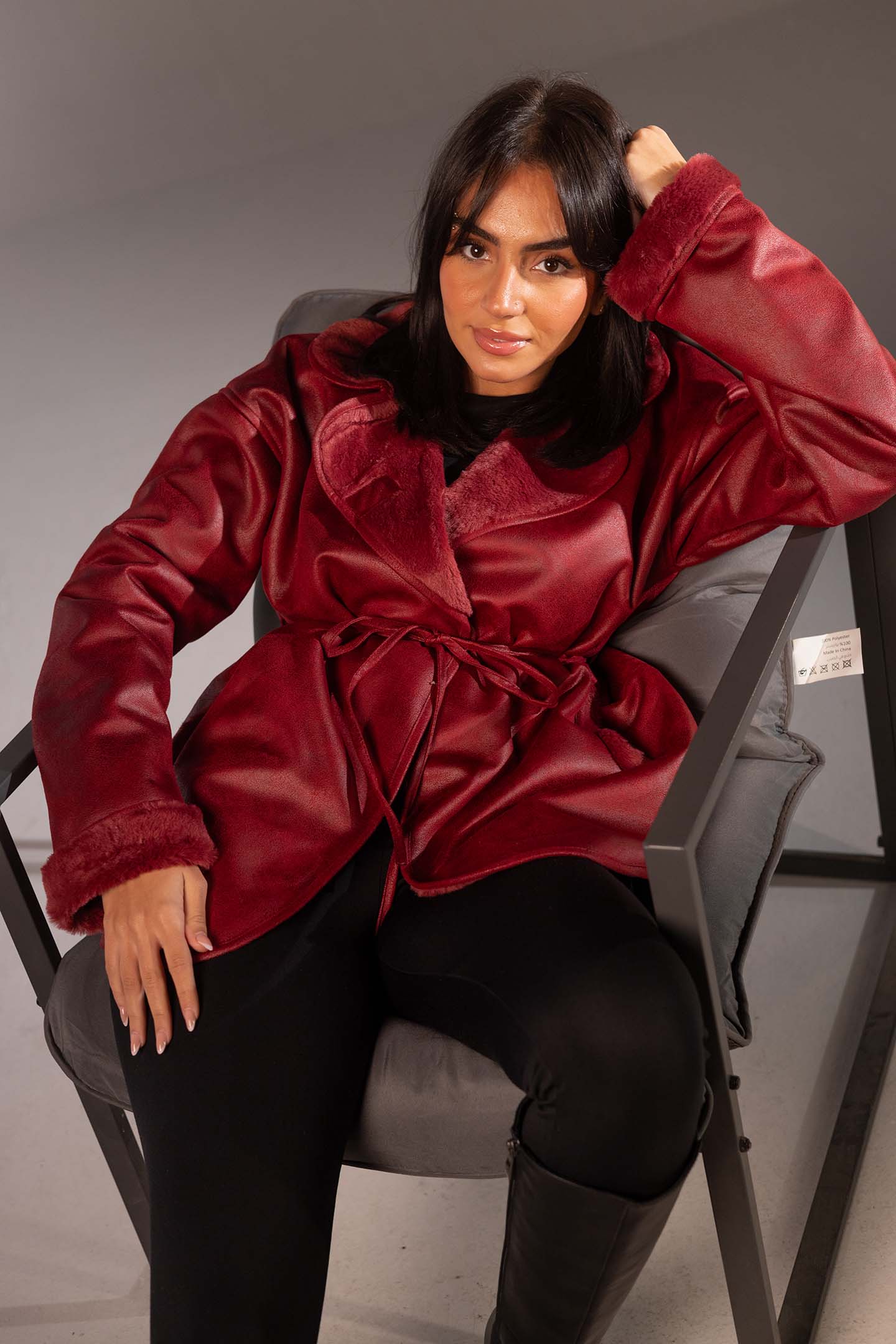 جاكيت جلد صناعي عنابي بحزام وبطانة فرو