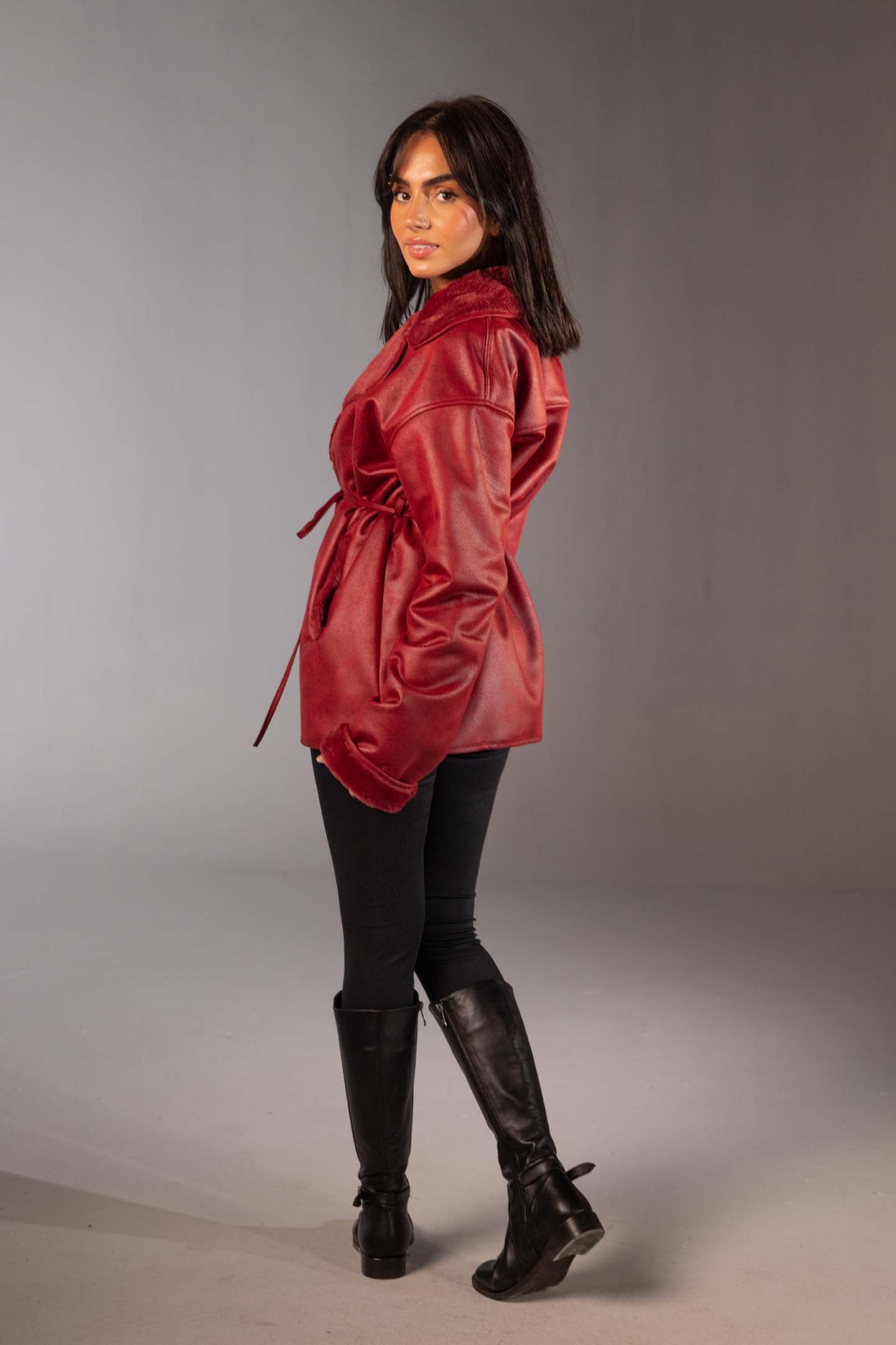 جاكيت جلد صناعي عنابي بحزام وبطانة فرو