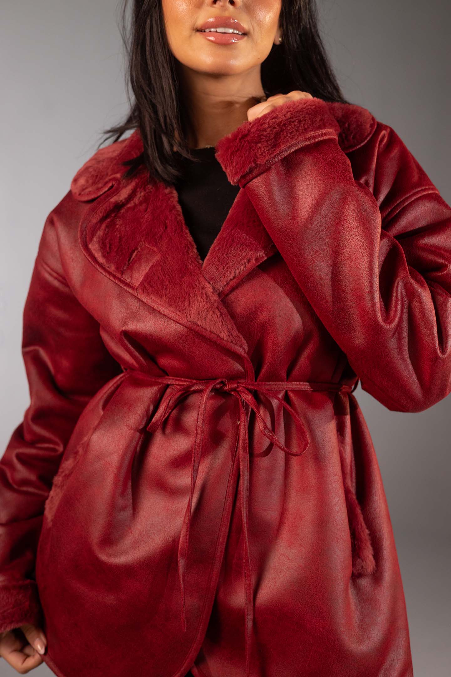 جاكيت جلد صناعي عنابي بحزام وبطانة فرو