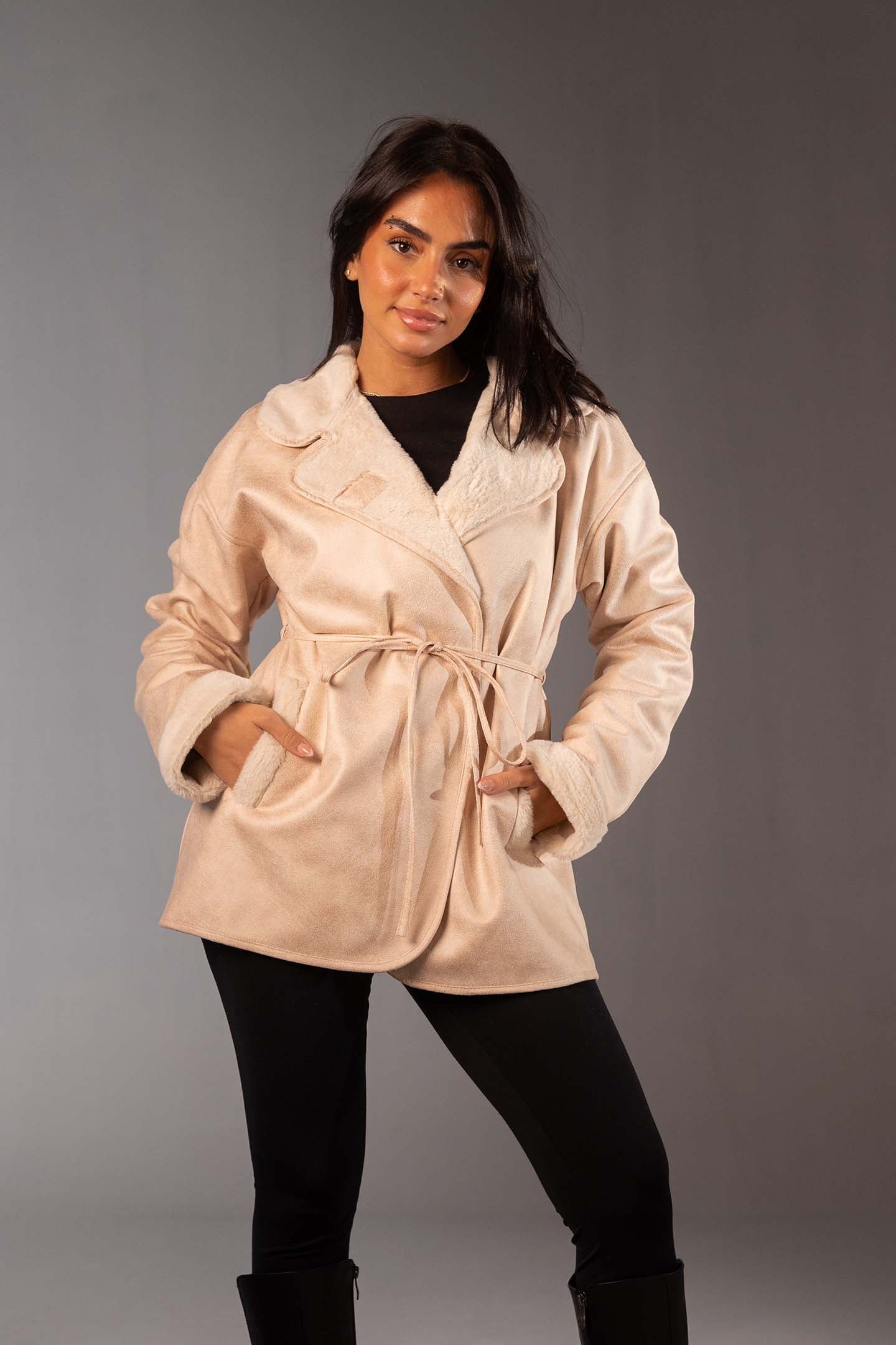 جاكيت جلد صناعي اوف وايت بحزام وبطانة فرو