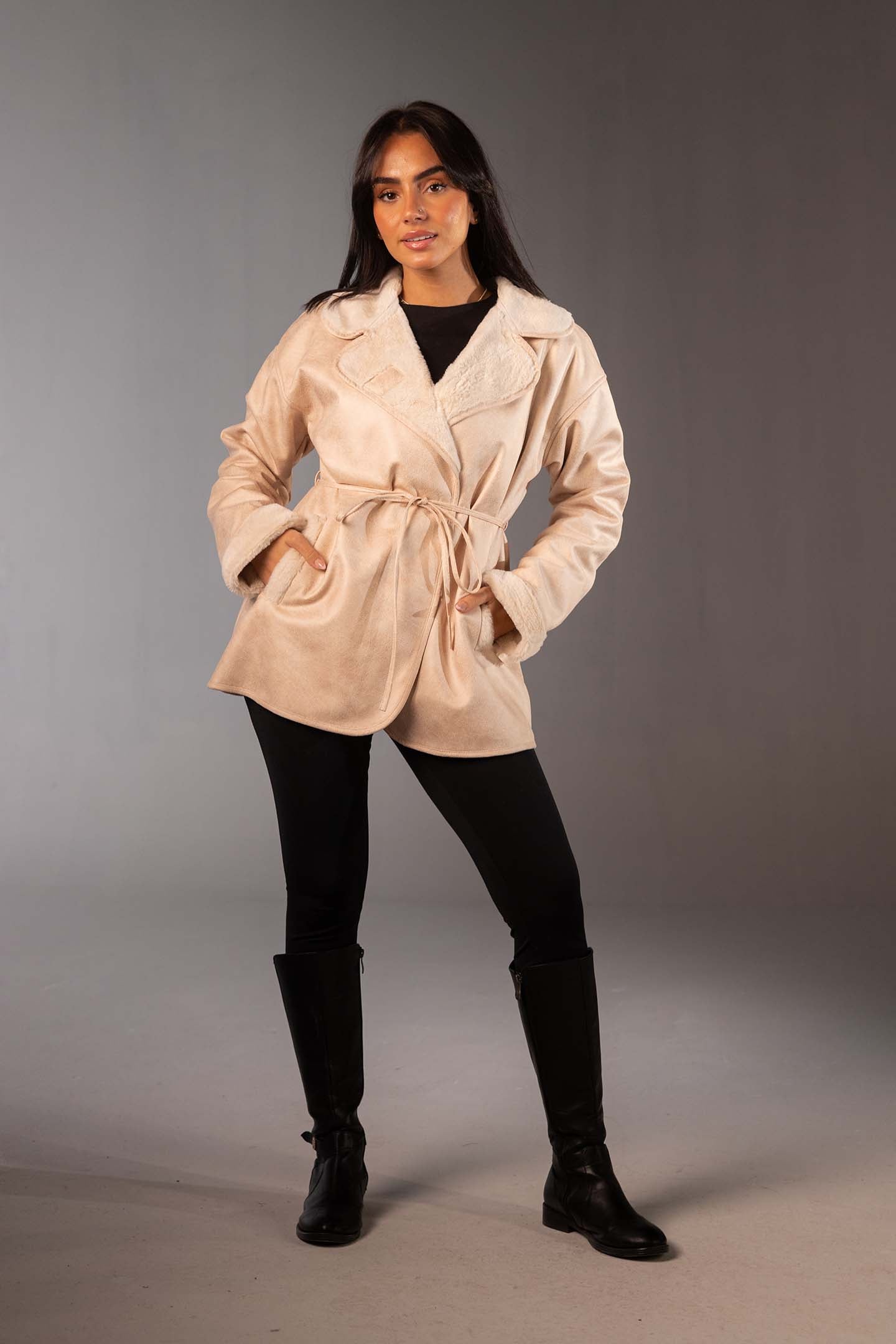 جاكيت جلد صناعي اوف وايت بحزام وبطانة فرو