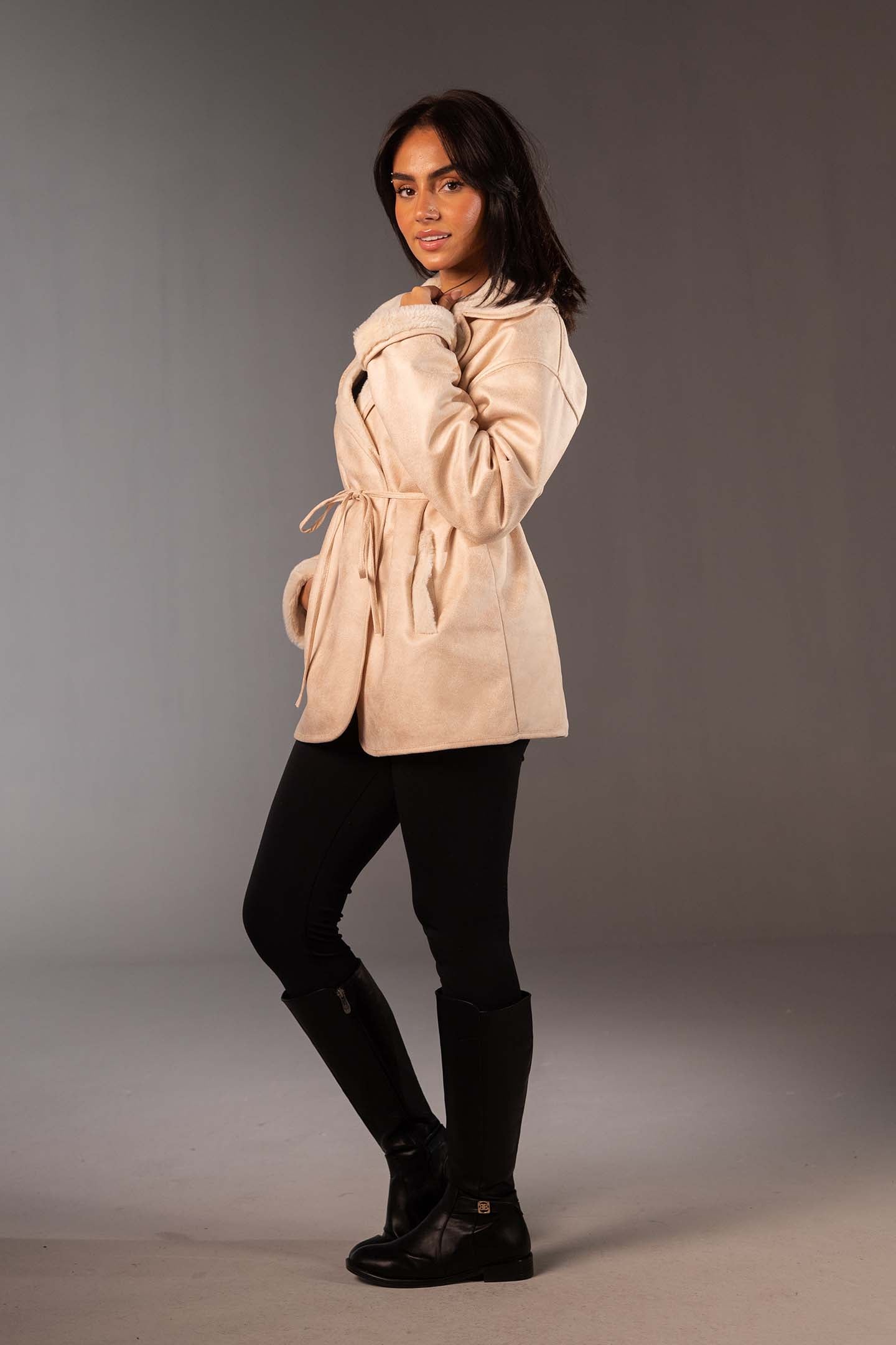 جاكيت جلد صناعي اوف وايت بحزام وبطانة فرو