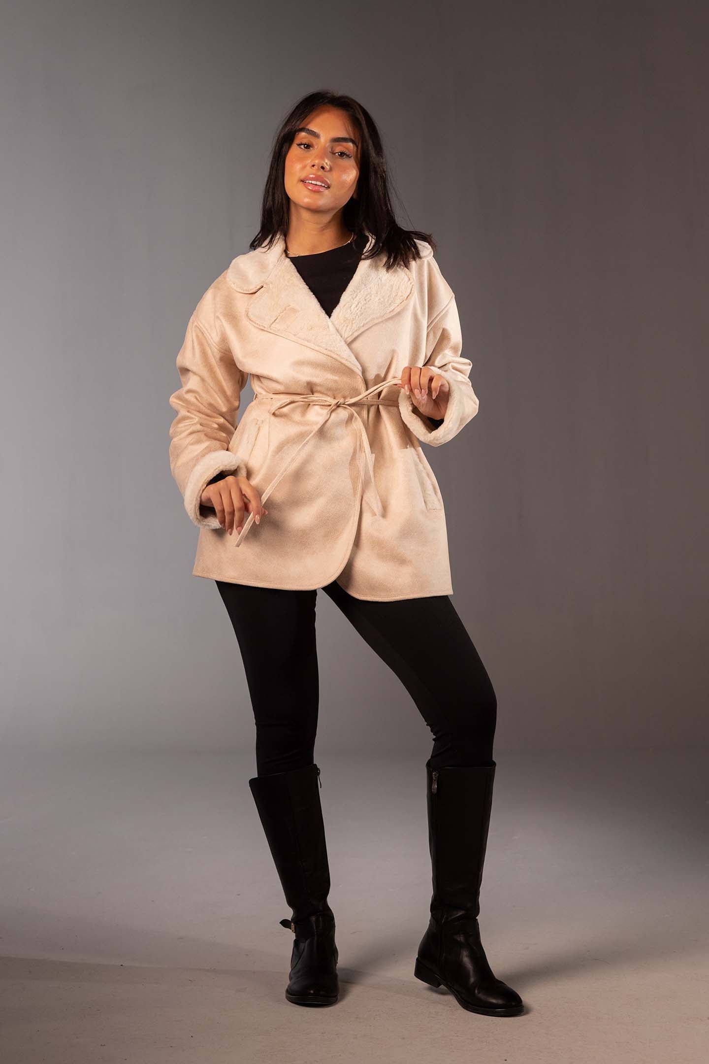 جاكيت جلد صناعي اوف وايت بحزام وبطانة فرو