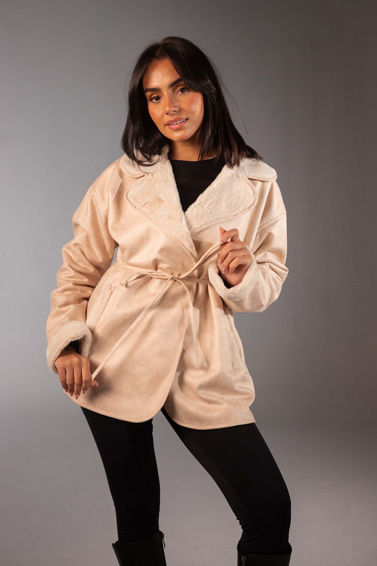 جاكيت جلد صناعي اوف وايت بحزام وبطانة فرو