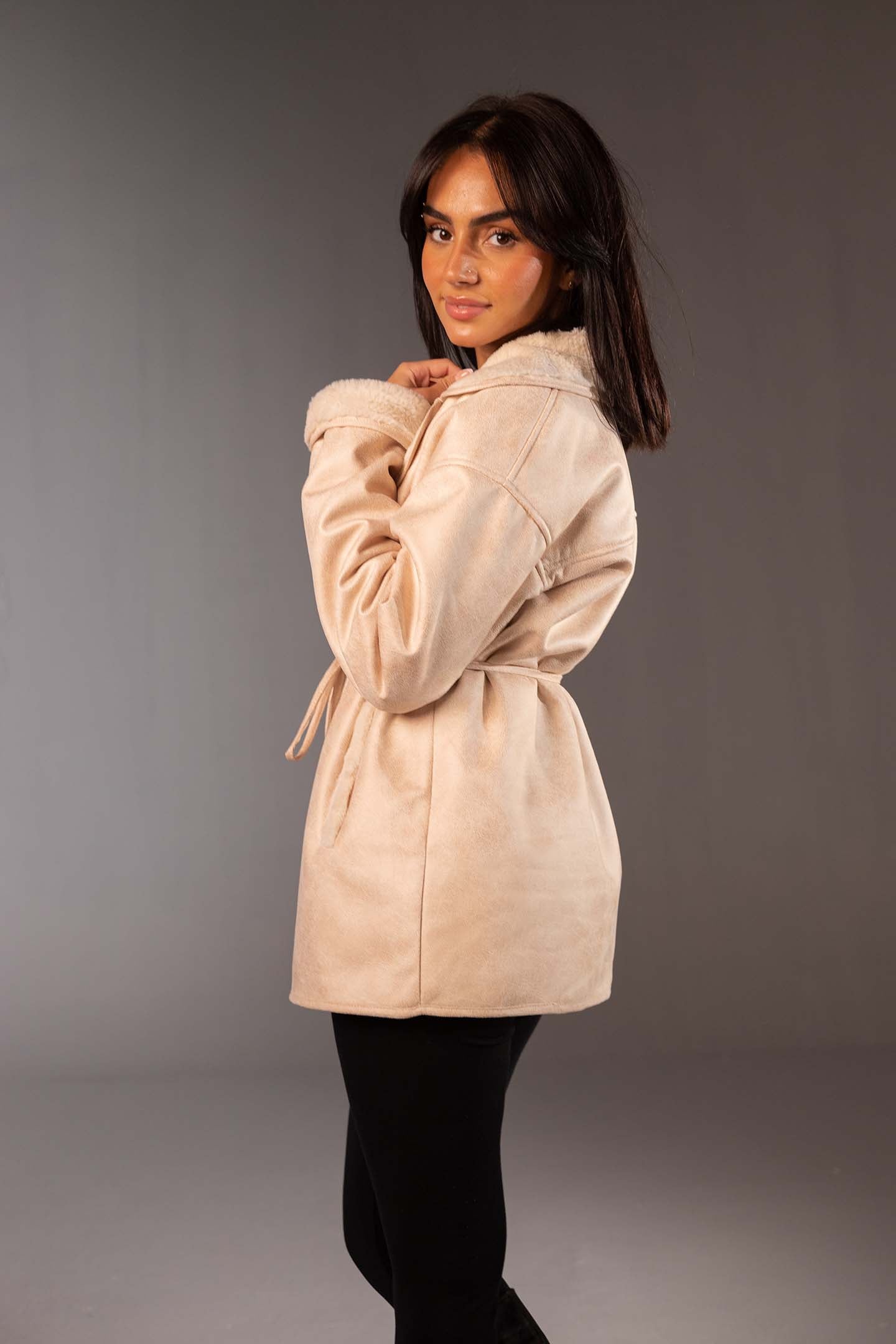 جاكيت جلد صناعي اوف وايت بحزام وبطانة فرو