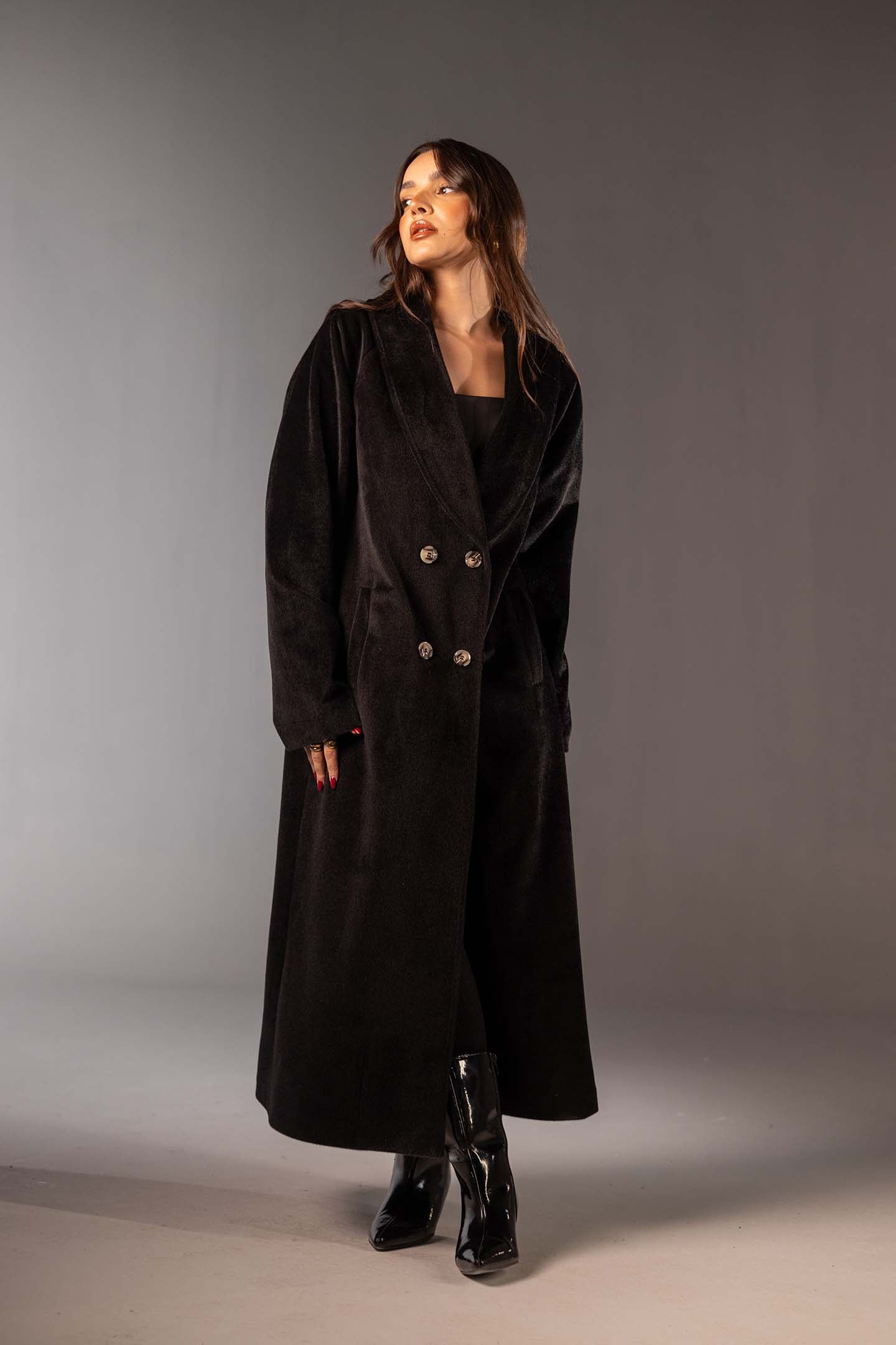 معطف صوف أسود ماكسي مزدوج الأزرار