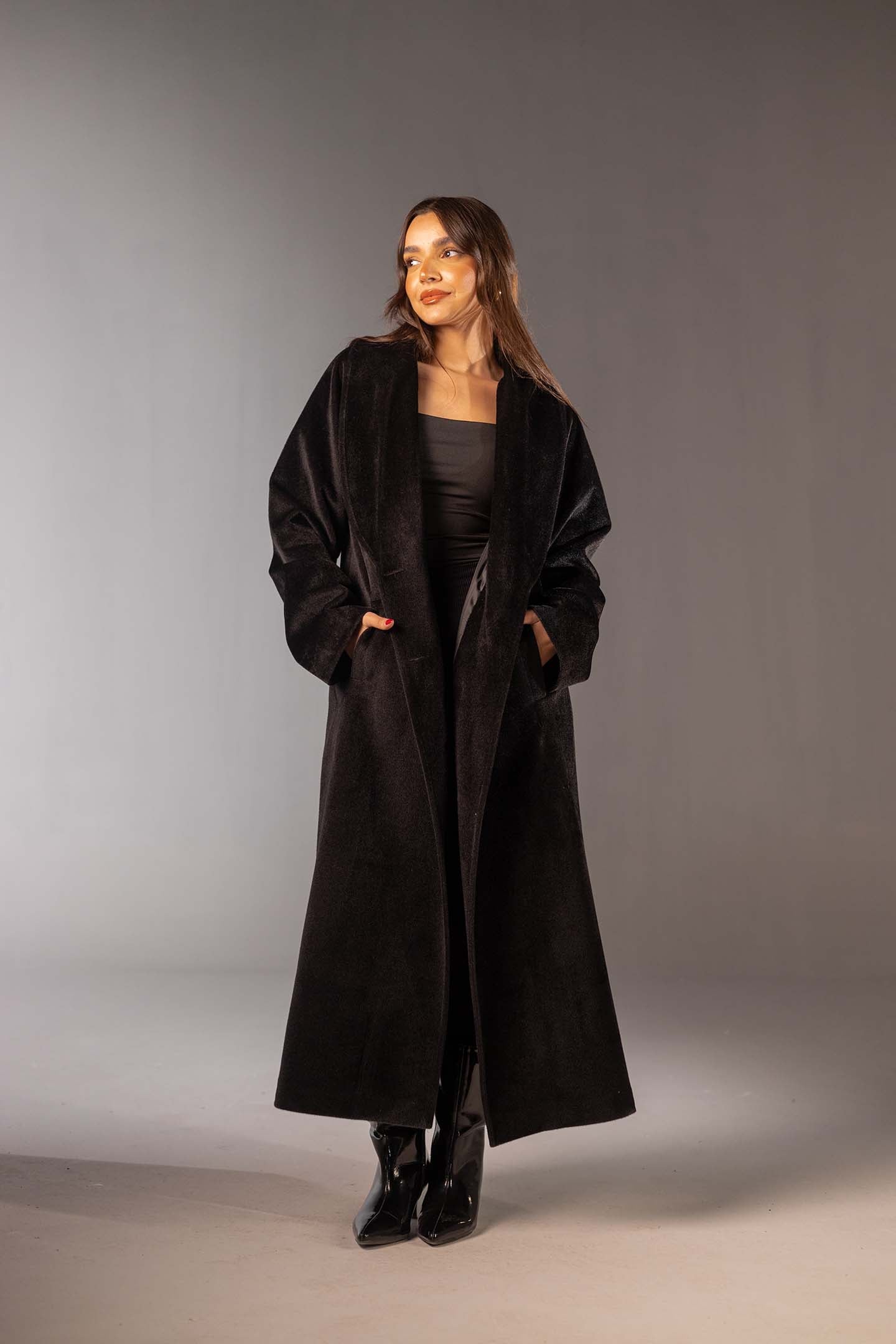 معطف صوف أسود ماكسي مزدوج الأزرار