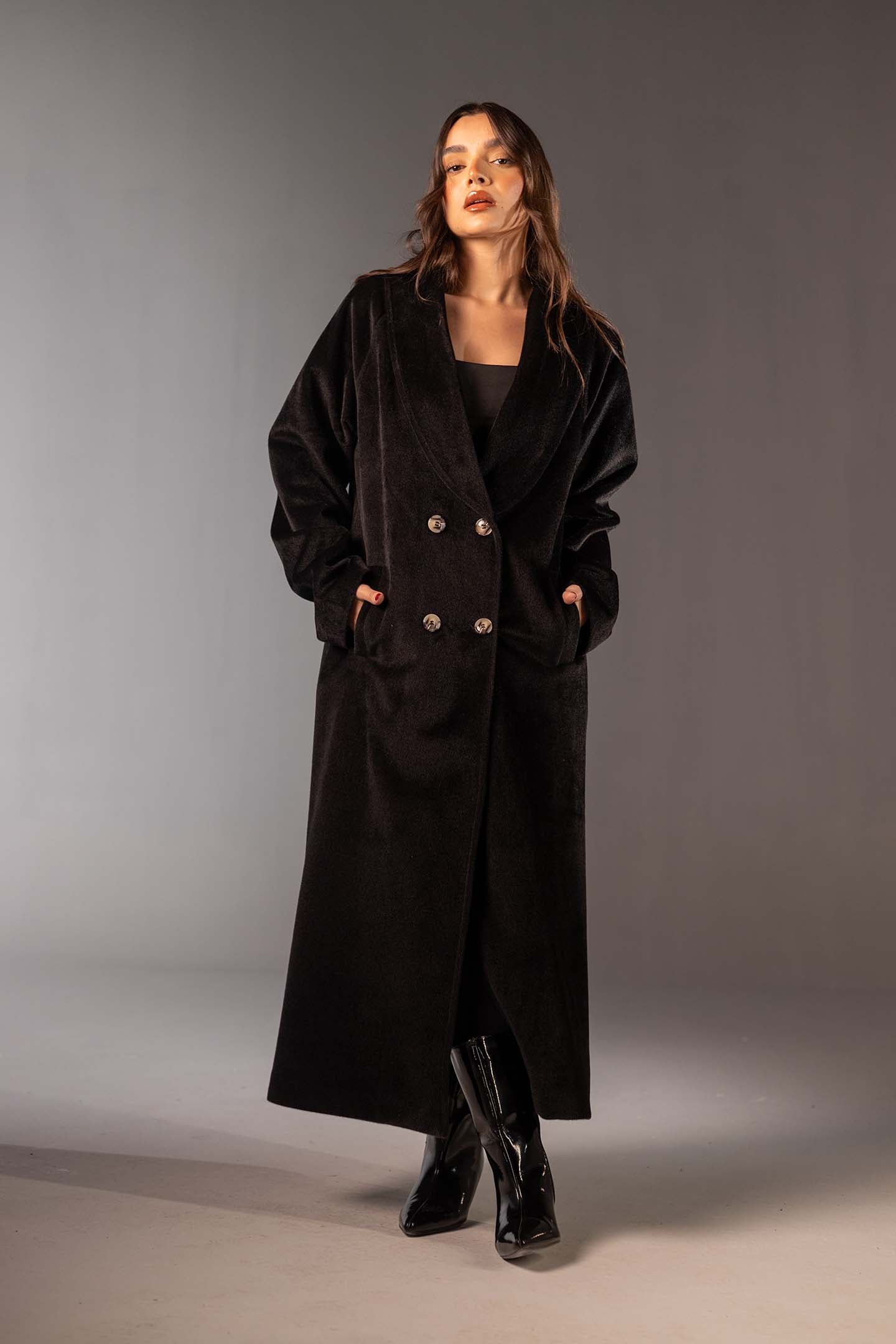 معطف صوف أسود ماكسي مزدوج الأزرار