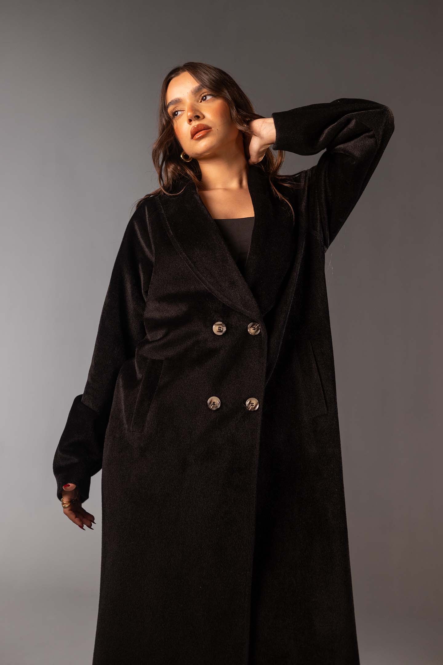 معطف صوف أسود ماكسي مزدوج الأزرار
