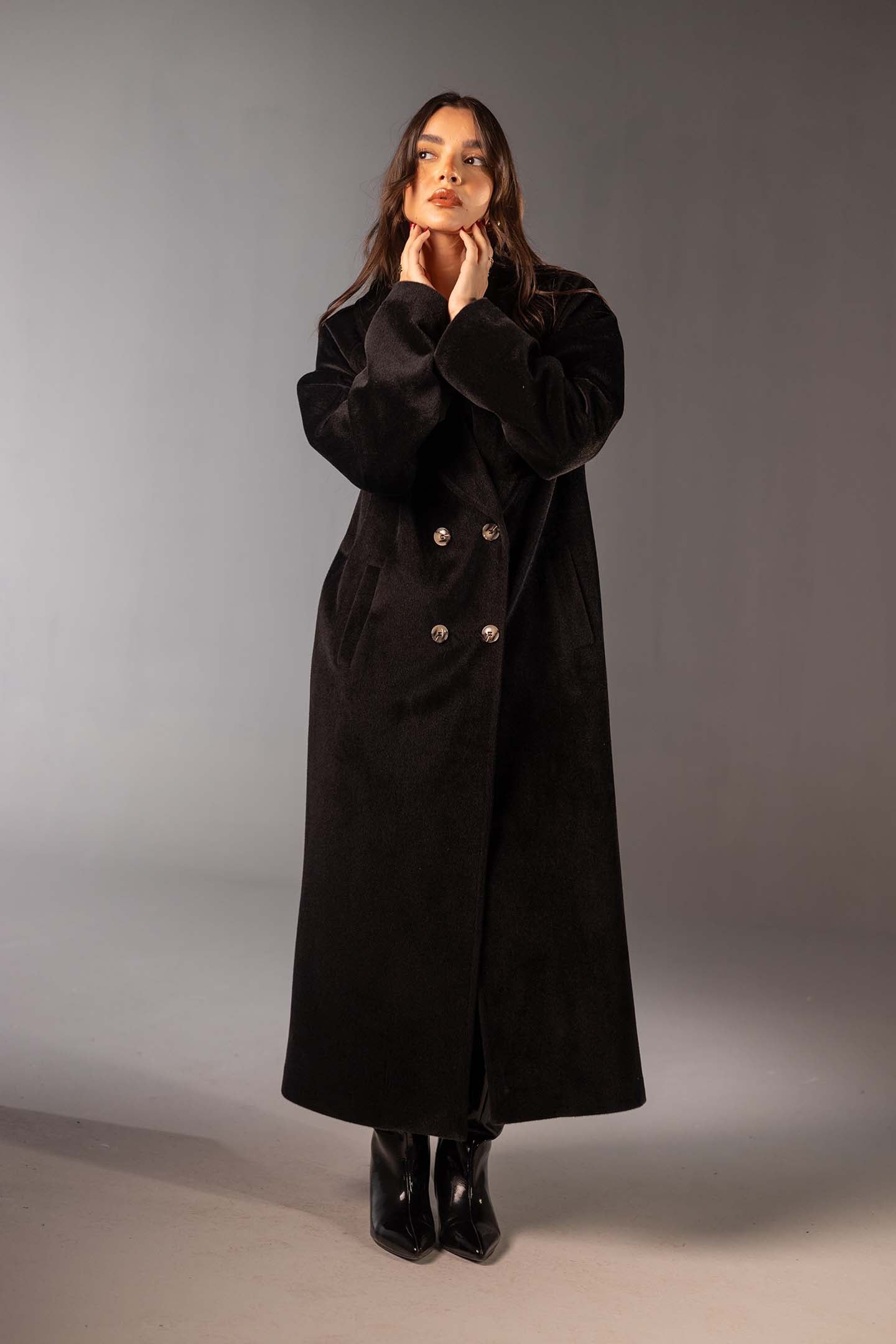 معطف صوف أسود ماكسي مزدوج الأزرار