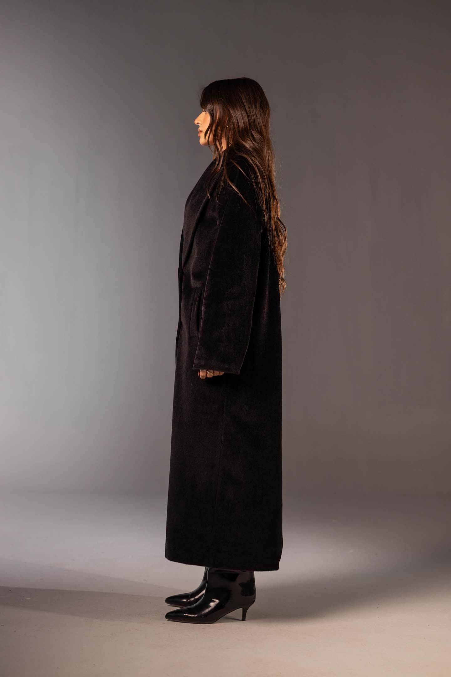 معطف صوف أسود ماكسي مزدوج الأزرار