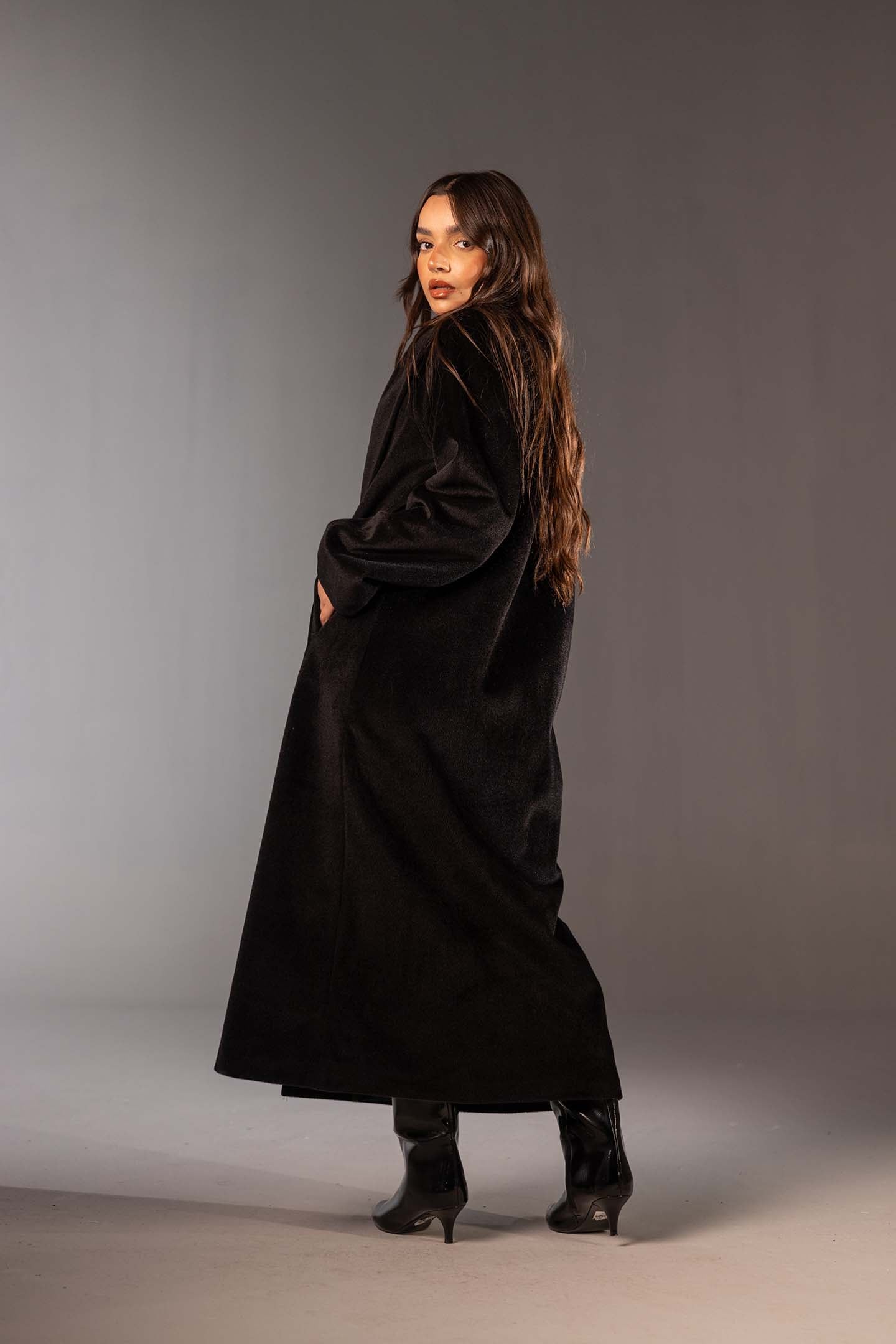 معطف صوف أسود ماكسي مزدوج الأزرار