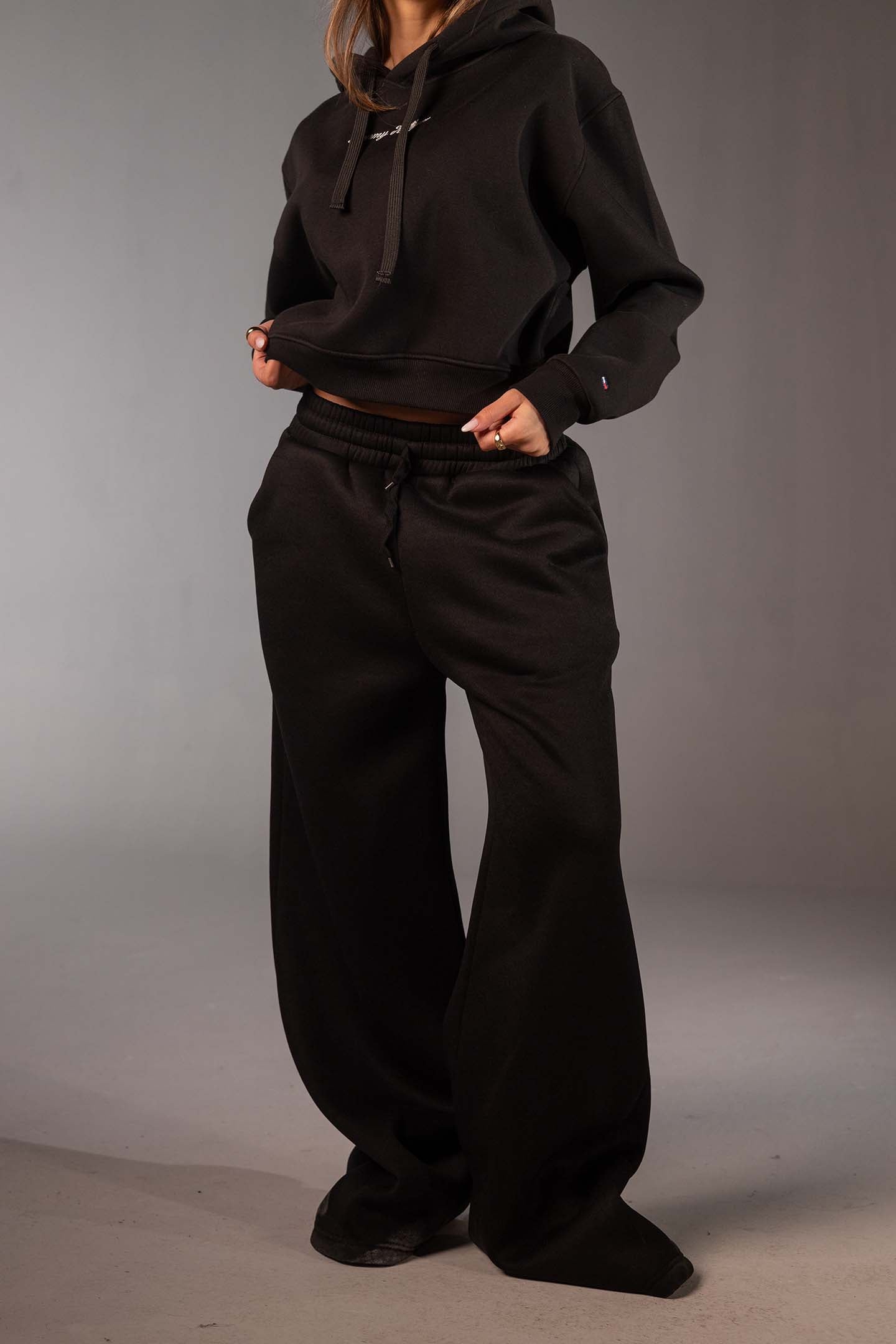 بنطال سويت بانت أسود واسع بقَصّة أوفر سايز